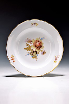 Image 26725031 - Plate, Meissen, around 1880/90, floral bouquetpainting with golden leaves, gold rim, diameter approx. 25 cm
