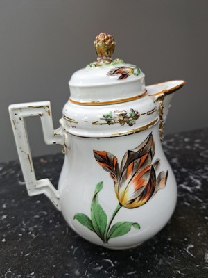 26725033b - Kännchen, Meissen, Marcolinizeit, um 1780, Porzellan, Tulpenmotive beidseitig und ...