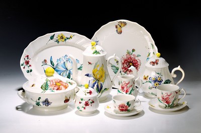 Image 26725034 - Coffee, tea and dinner service, Villeroy & Boch Luxembourg, decor: bouquet, coffee pot, teapot, sugar bowl, milk jug, 6 coffee cups with saucers, 6 tea cups with saucers, 12 cake plates, round cake plate, king cake plate, 6 deep and 6 flat plates, 4 small bowls, 3 side dish bowls, 2 oval plates, gravy boat, lidded tureen, hardly used, with slight traces of usage