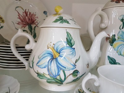 26725034o - Coffee, tea and dinner service, Villeroy & Boch Luxembourg, decor: bouquet, coffee pot, teapot, sugar bowl, milk jug, 6 coffee cups with saucers, 6 tea cups with saucers, 12 cake plates, round cake plate, king cake plate, 6 deep and 6 flat plates, 4 small bowls, 3 side dish bowls, 2 oval plates, gravy boat, lidded tureen, hardly used, with slight traces of usage
