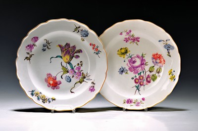 Image 26725059 - Two plates, Meissen, around 1750, porcelain, fine large-format floral bouquet painting, large scattered flowers, gold decoration, slightly professionally restored, diameter approx. 23.5 cm
