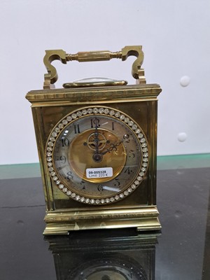 26725078a - Tischuhr, Frankreich, um 1900, Messinggehäuse im Stil der Anglaise Clock, Carriage ...