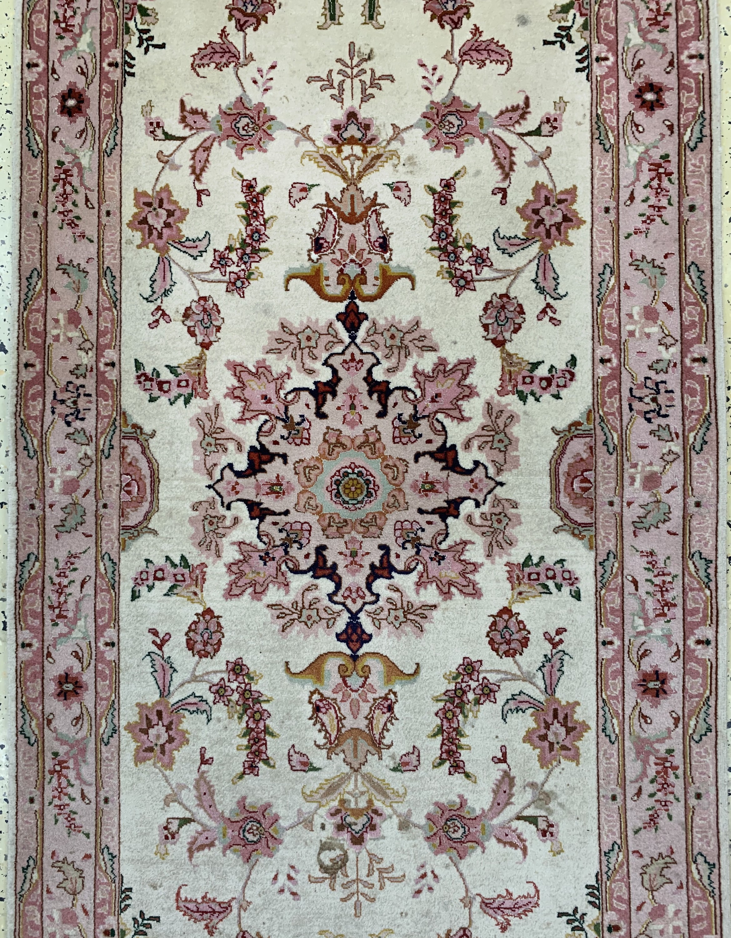 Detail b: Täbriz fein(50 Raj), Persien, ca. 50 Jahre,Korkwolle mit Seide, ca. 210 x 83 cm, Reinigungsbedürftig, EHZ: 2