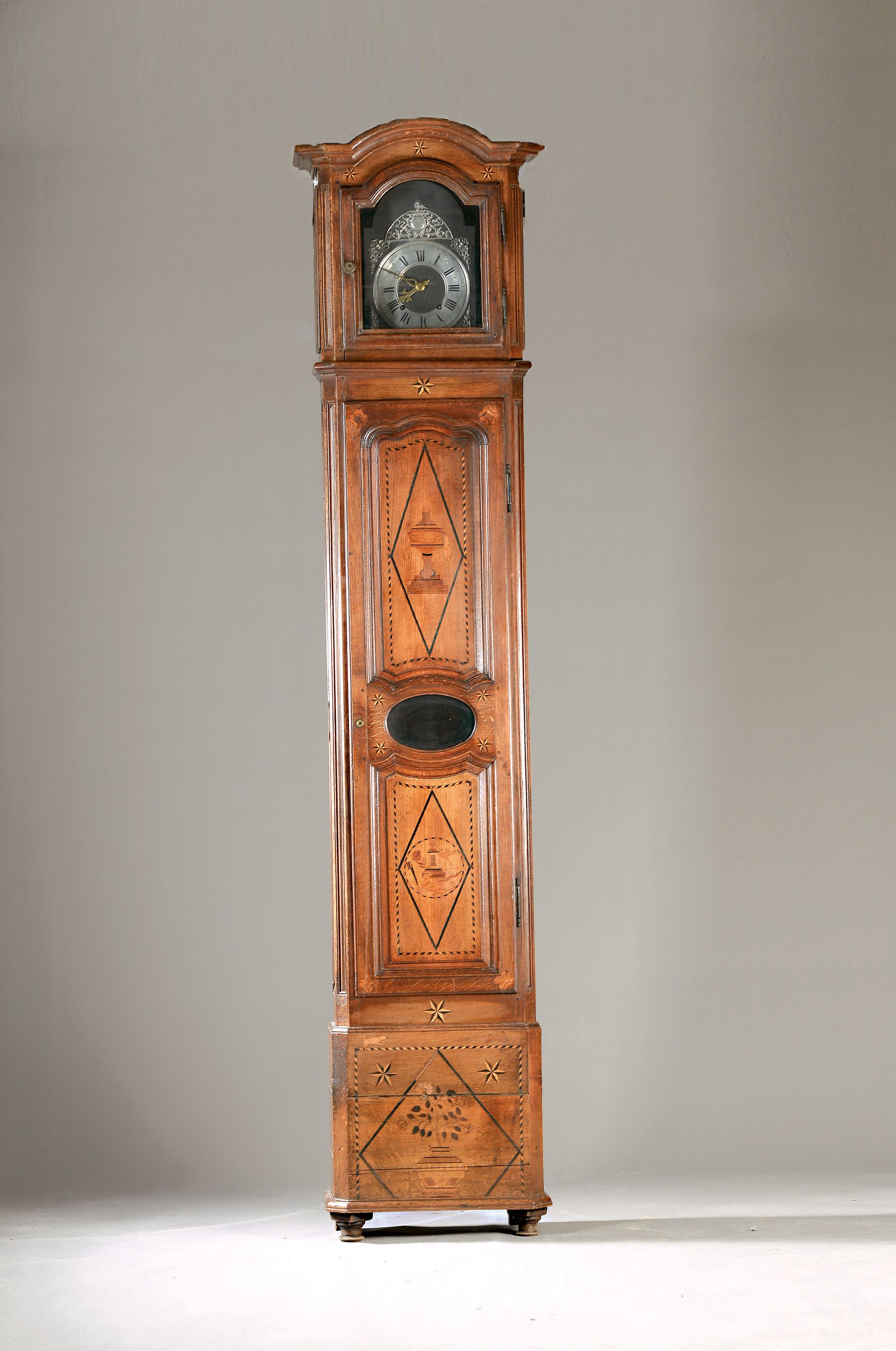 Große Standuhr, deutsch, um 1800, mass. intarsiertes zweiteiliges Holzgehäuse, Sockel verkürzt, abgeschrägte Ecken, Türgriff fehlt, große ...