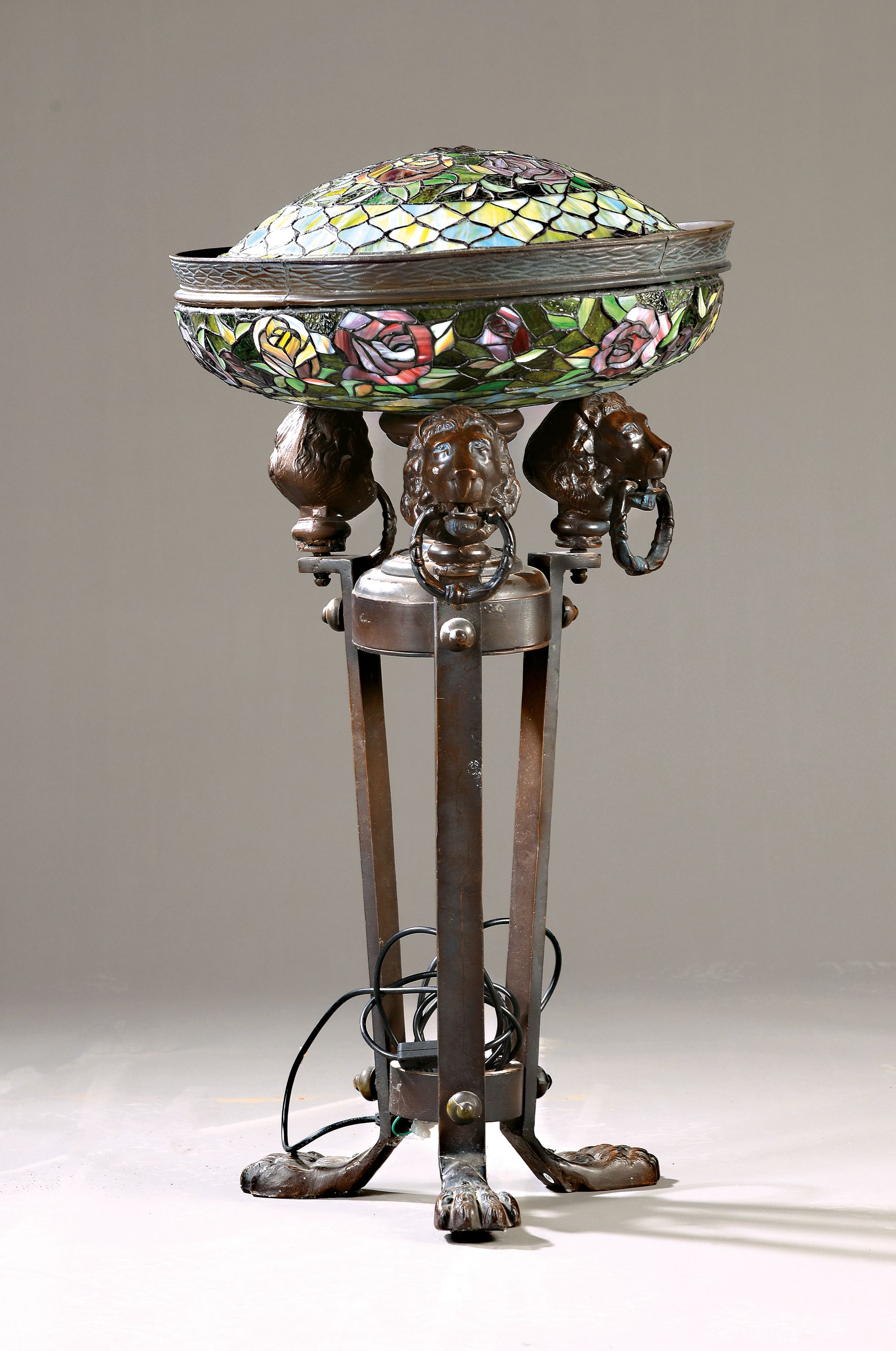 Tisch- oder Stehlampe im Tiffany-Stil, schwerer Bronzefuß mit Tatzenfüßen und drei beringten Löwenköpfen, Schale und etwas kleinere Kuppel in ...