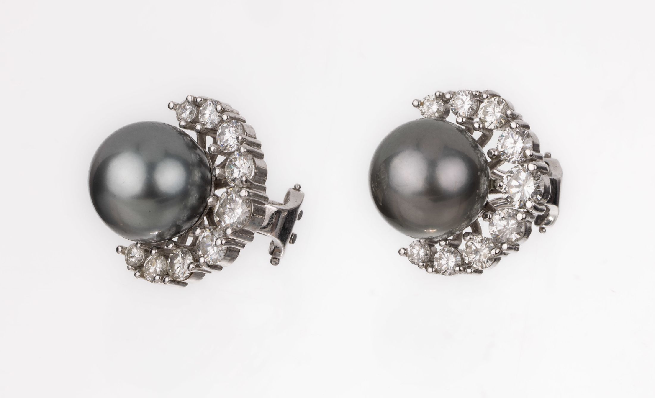 Paar Perl-Brillant-Ohrstecker, WG 585/000, 2 Tahitiperlen, D. ca. 11.4 mm, 18 Brillanten zus. ca. 2.40 ct Weiß-l. get. Weiß/si-pi, ca. 12.9 g