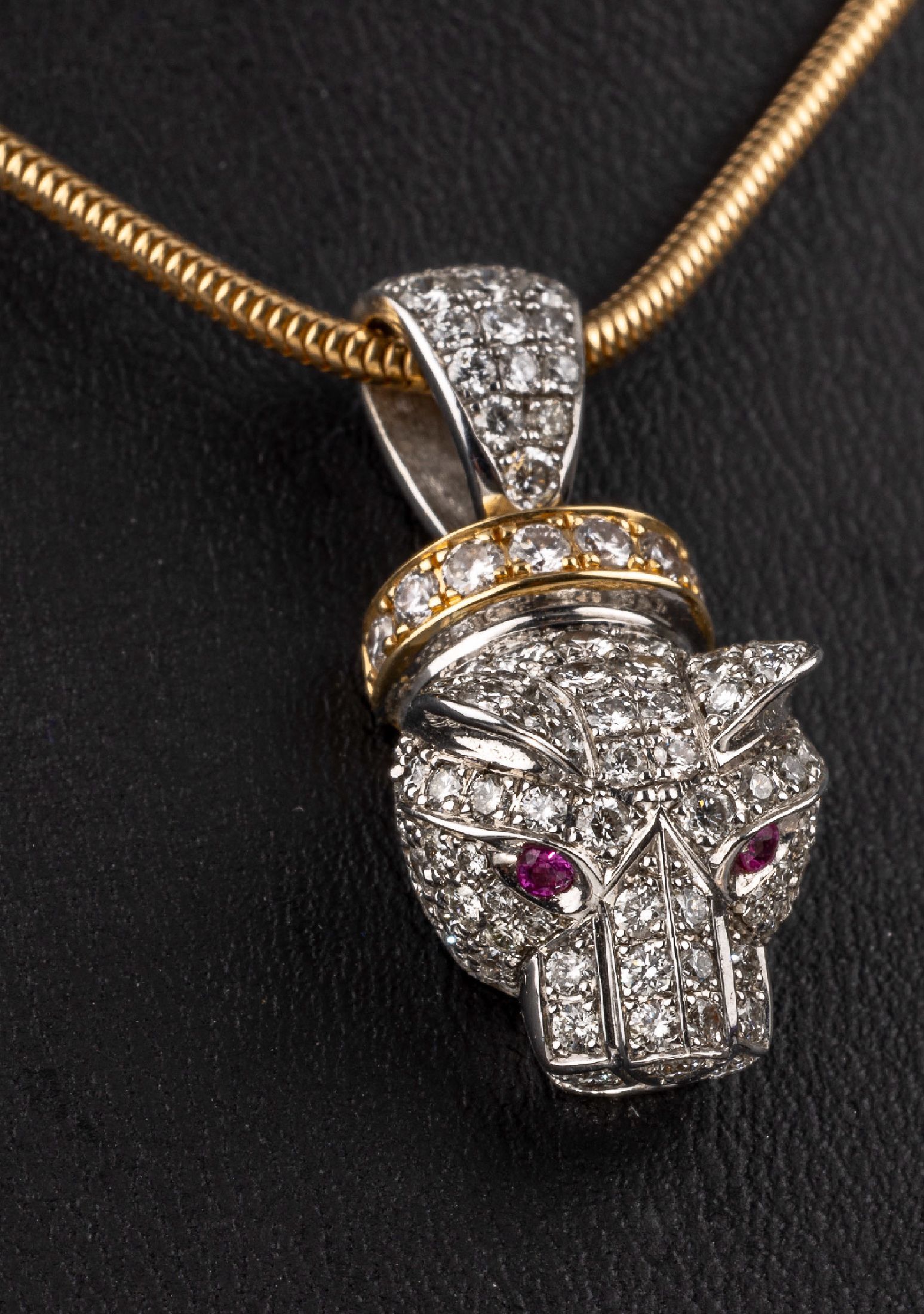 Detail a: 18 kt Gold Brillant-Anhänger, GG/WG 750/000, an 18 kt Gold Schlangenkette, GG 750/000, ca. 110 Brillanten zus. ca. 1.55 ct Weiß/si, 2 kl. Rubine ...