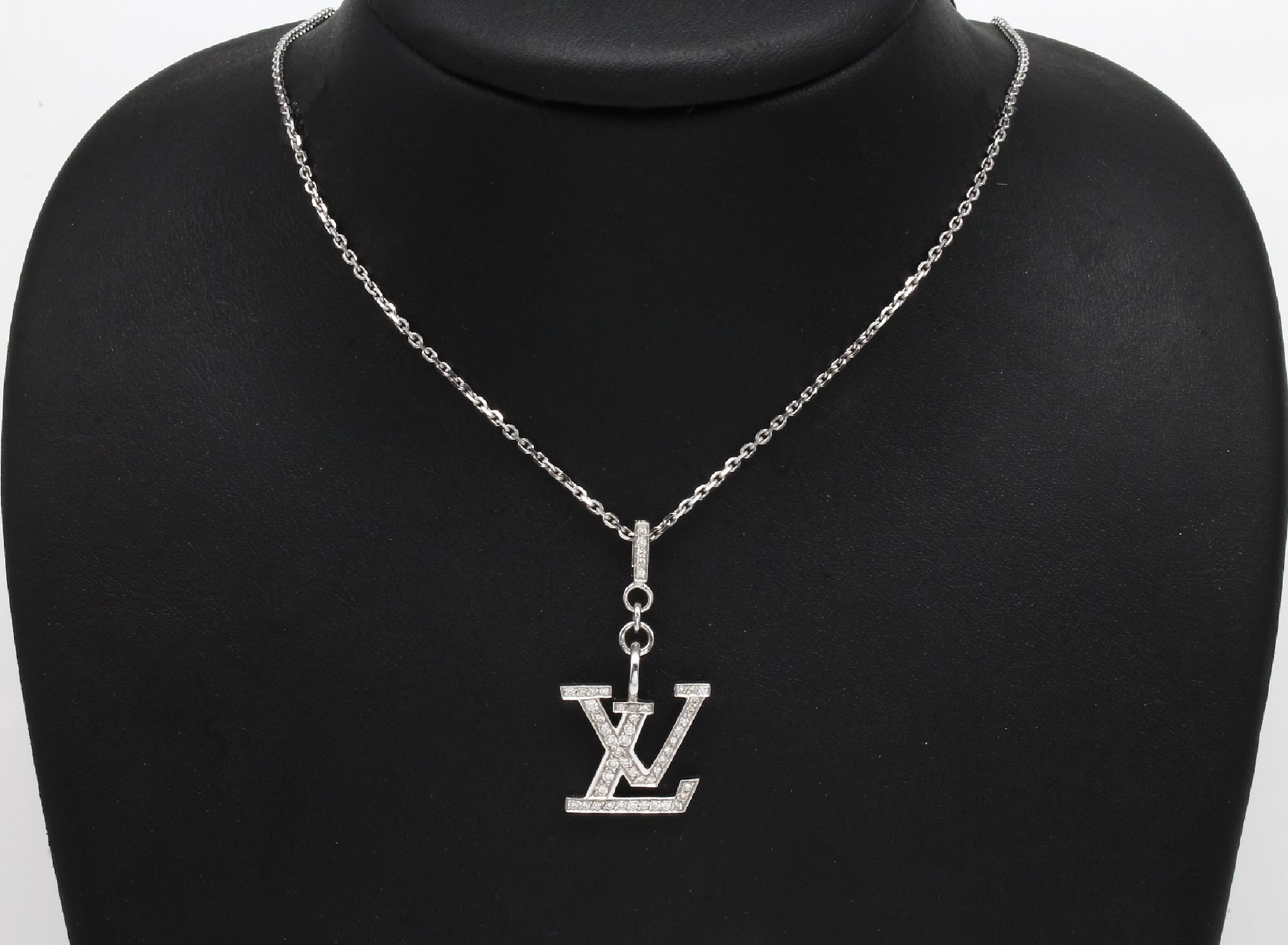 18 kt Gold Brillant-Anhänger, WG 750/000, an 18 kt Gold Kette dazu zum Variieren Seidenkordel mit 18 kt Gold, WG 750/000, Karabinerschließe, ...