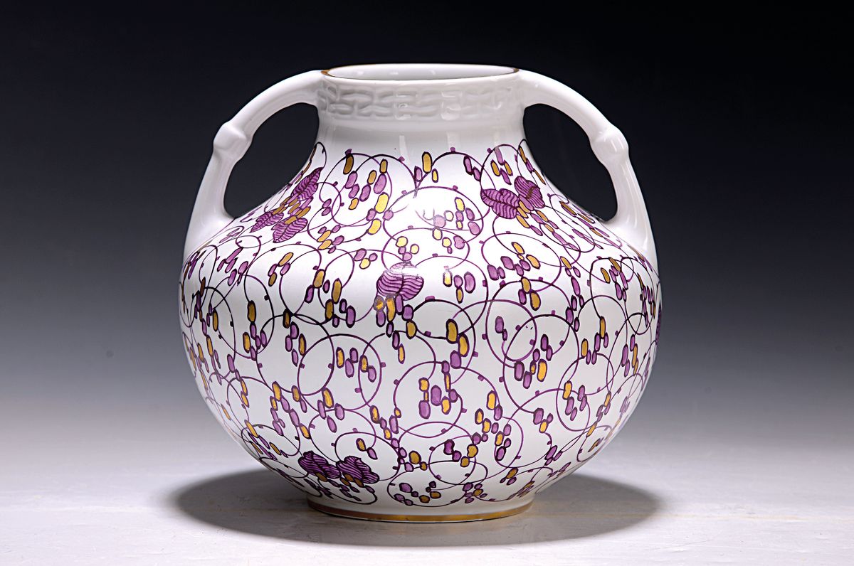 Doppelhenkelvase, Nymphenburg, nach 1912, Entwurf Adelbert Niemeyer, Reliefborde, purpurfarbener stil. floraler Dekor, golden gehöht, ...