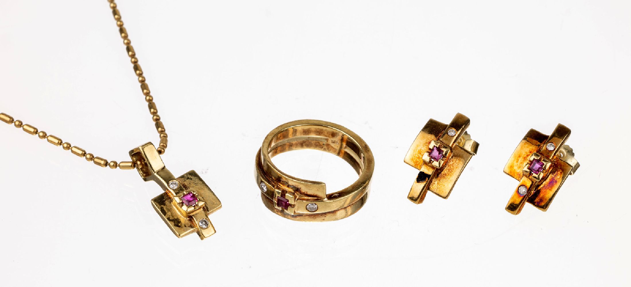 14 kt Gold Brillant-Rubin-Schmuckset, GG 585/000, best. aus: 1 Ring, RW 54, 1 Paar Ohrstecker, und 1 Anhänger, an Kette, L. ca. 41.5 cm, ...