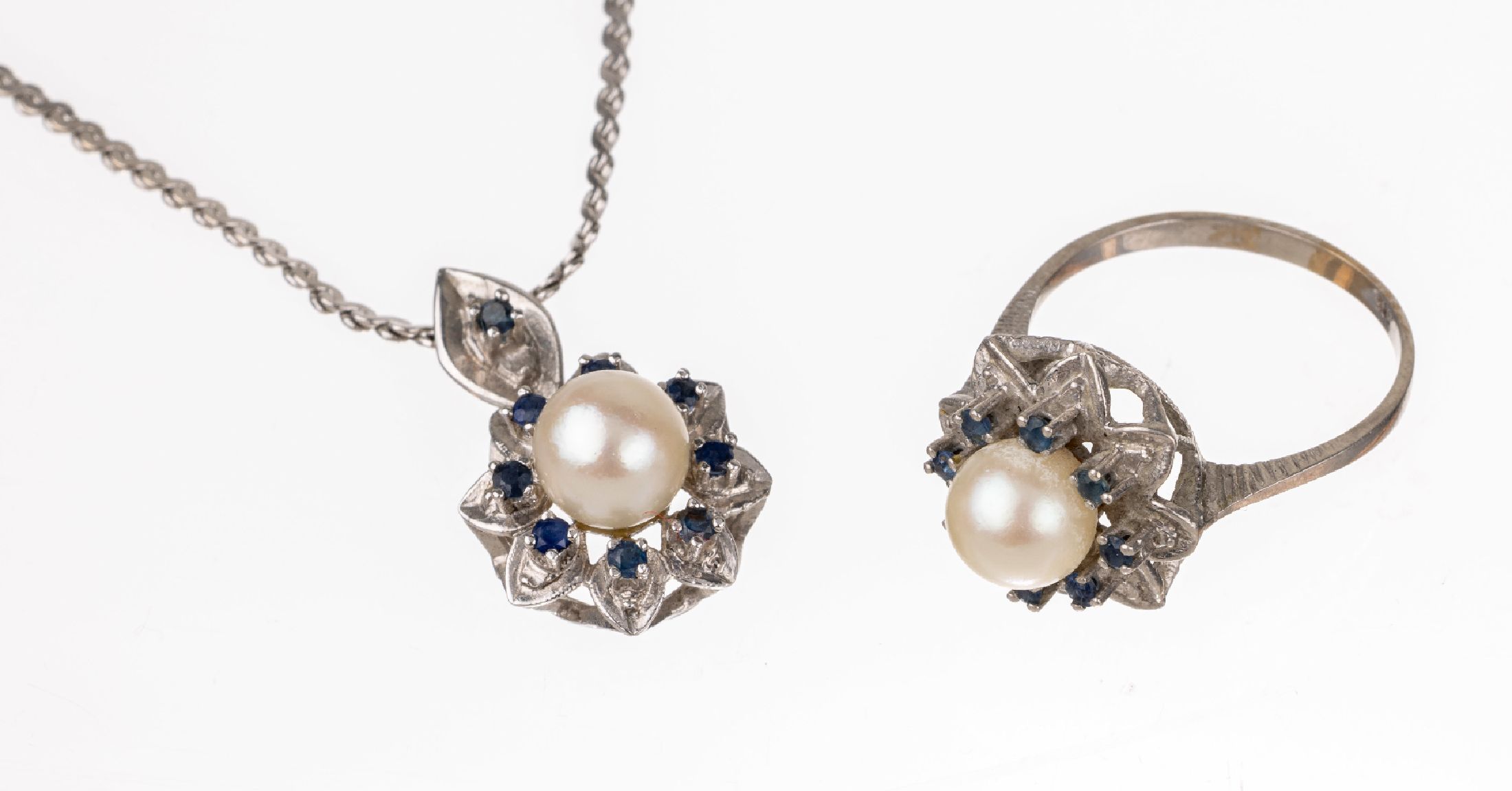 14 kt Gold Zuchtperl-Saphir-Schmuckset, WG 585/000, best. aus: 1 Ring, RW 55, und 1 Anhänger, an Kette, L. ca. 42 cm, 2 Akoyazuchtperlen, D. ca. ...