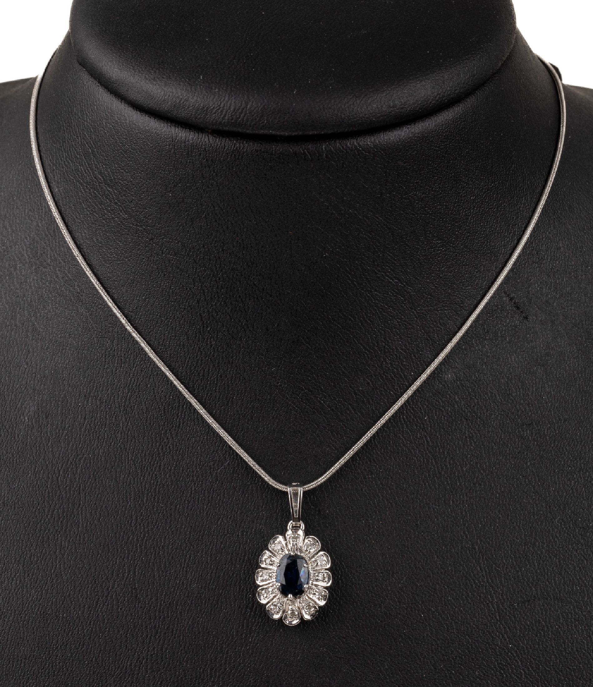 14 kt Gold Saphir-Diamant-Anhänger, WG 585/000, ovalfacett. Saphir umgeben von kl. 8/8-Diamanten, an Schlangenkette, WG 585/000, L. ca. 42 cm, ...