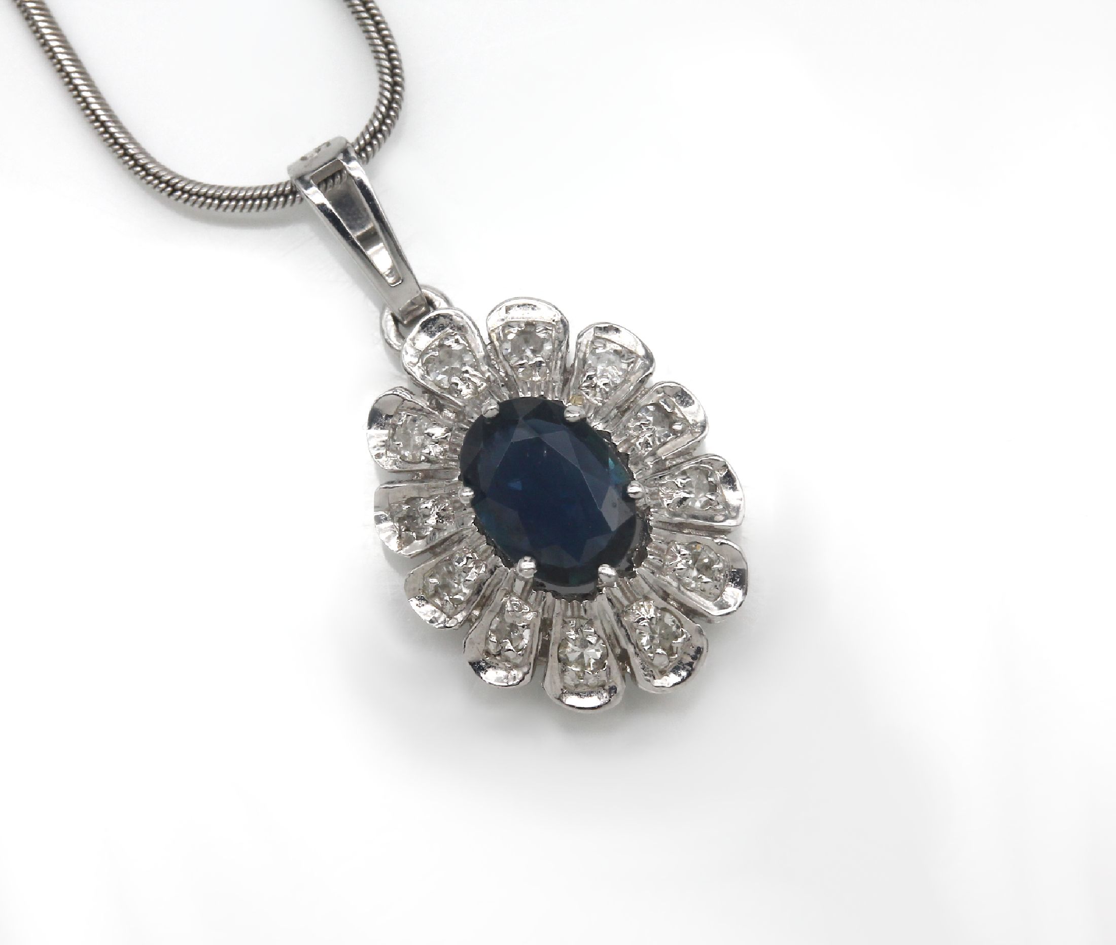 Detail a: 14 kt Gold Saphir-Diamant-Anhänger, WG 585/000, ovalfacett. Saphir umgeben von kl. 8/8-Diamanten, an Schlangenkette, WG 585/000, L. ca. 42 cm, ...