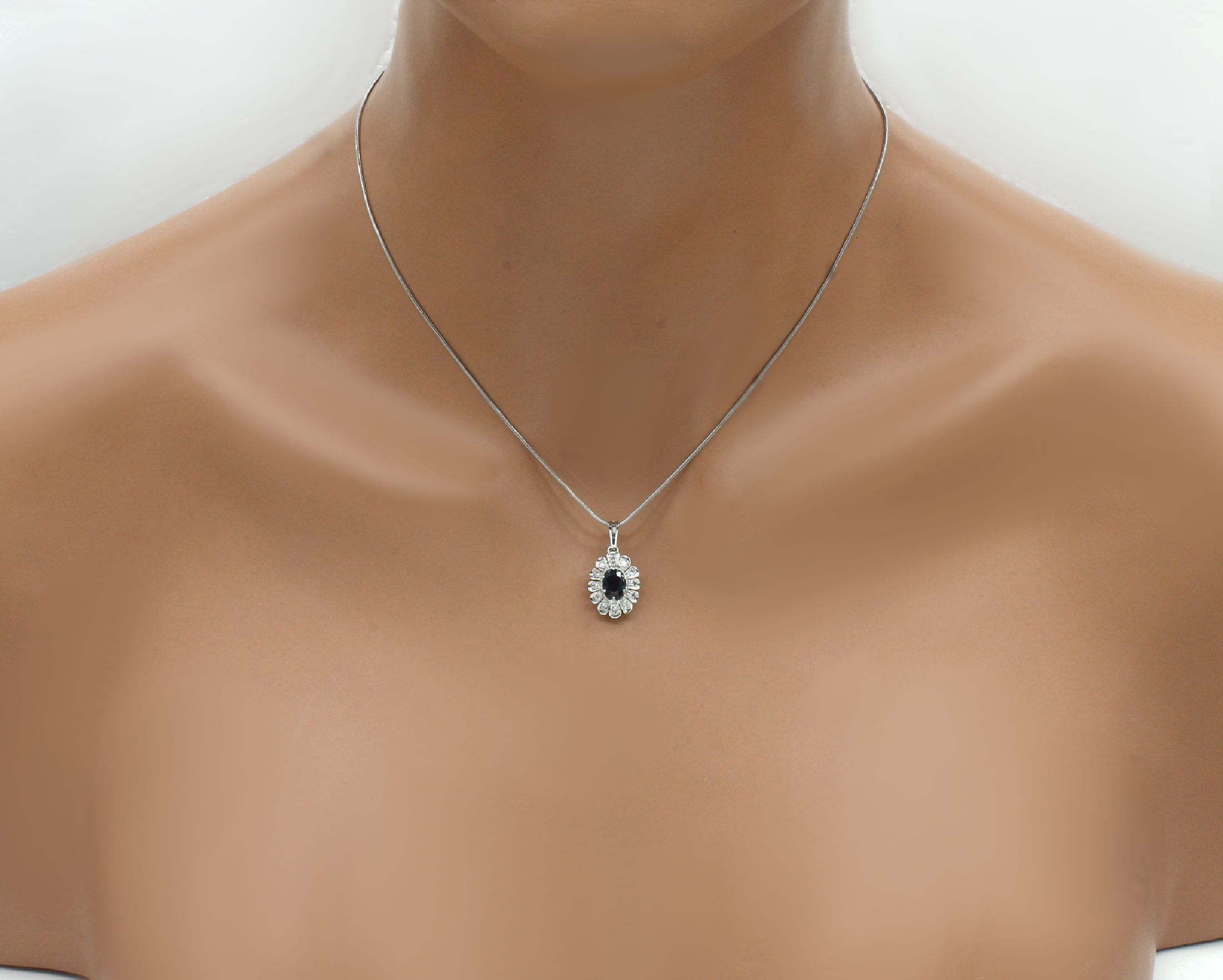 Detail b: 14 kt Gold Saphir-Diamant-Anhänger, WG 585/000, ovalfacett. Saphir umgeben von kl. 8/8-Diamanten, an Schlangenkette, WG 585/000, L. ca. 42 cm, ...