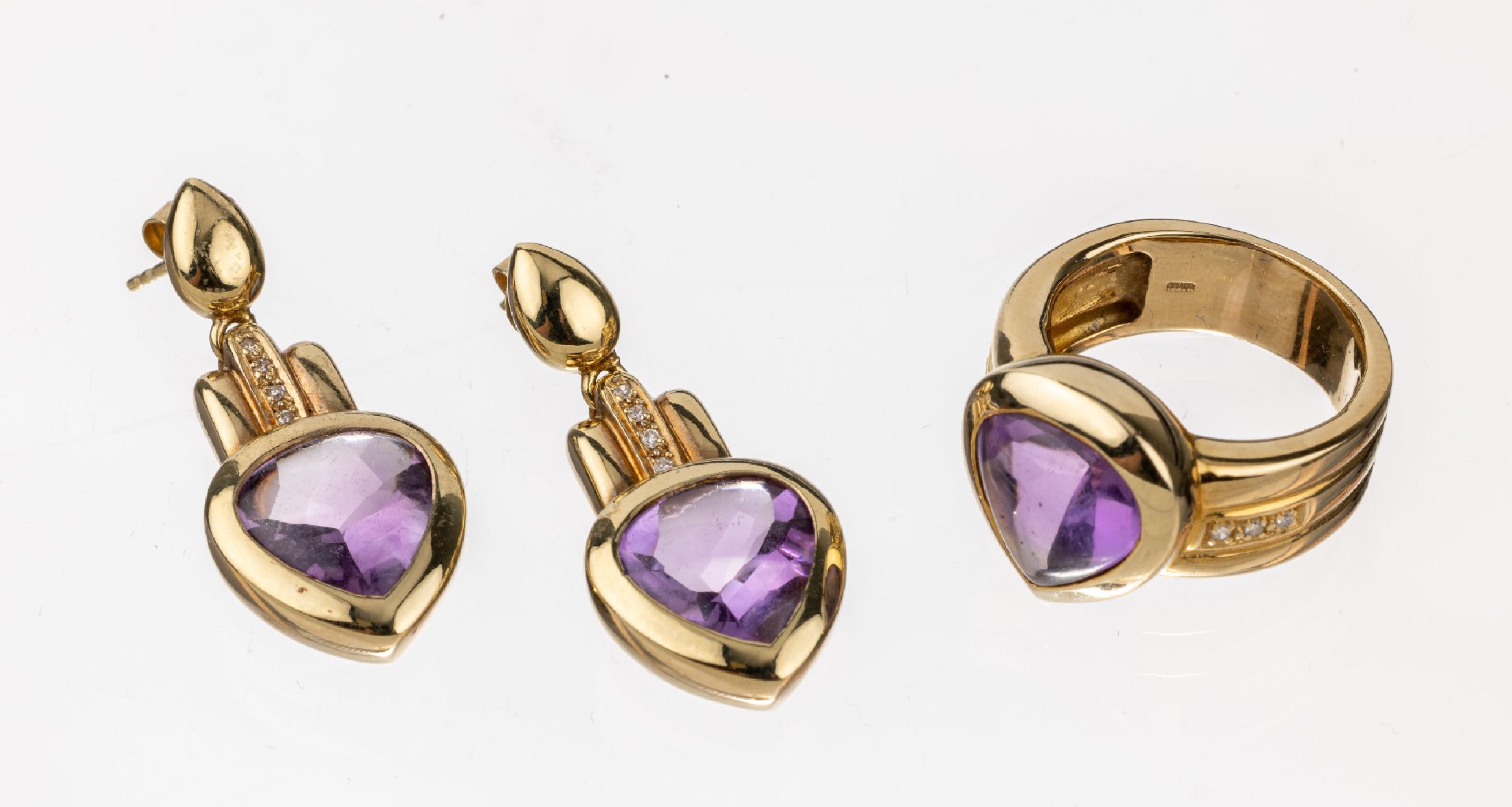 14 kt Gold Amethyst-Diamant-Schmuckset, GG Gold, best. aus: 1 Paar Ohrstecker, und 1 Ring, RW 55, 3 Amethyste im Bufftop-Cut zus. ca. 14.0 ct, 14 ...