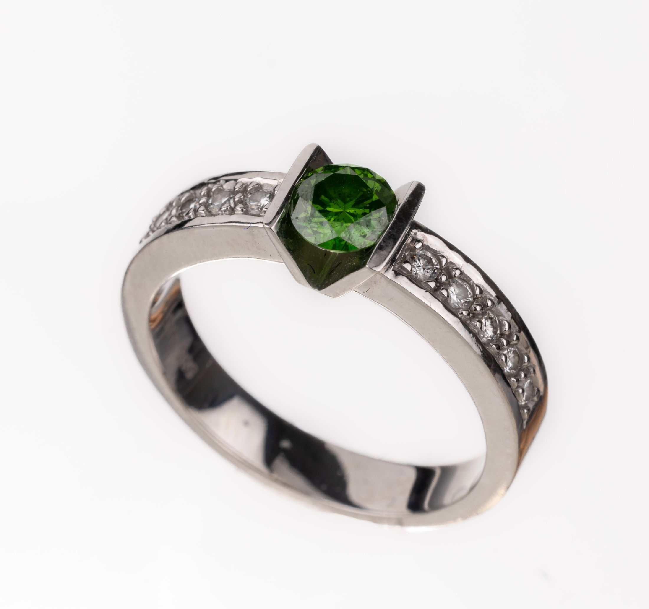 14 kt Gold Brillant-Ring, WG 585/000, mittig Brillant ca. 0.50 ct grün (beh.)/p1, Ringschultern mit 10 Brillanten zus. ca. 0.20 ct Weiß/si, RW 58, ...