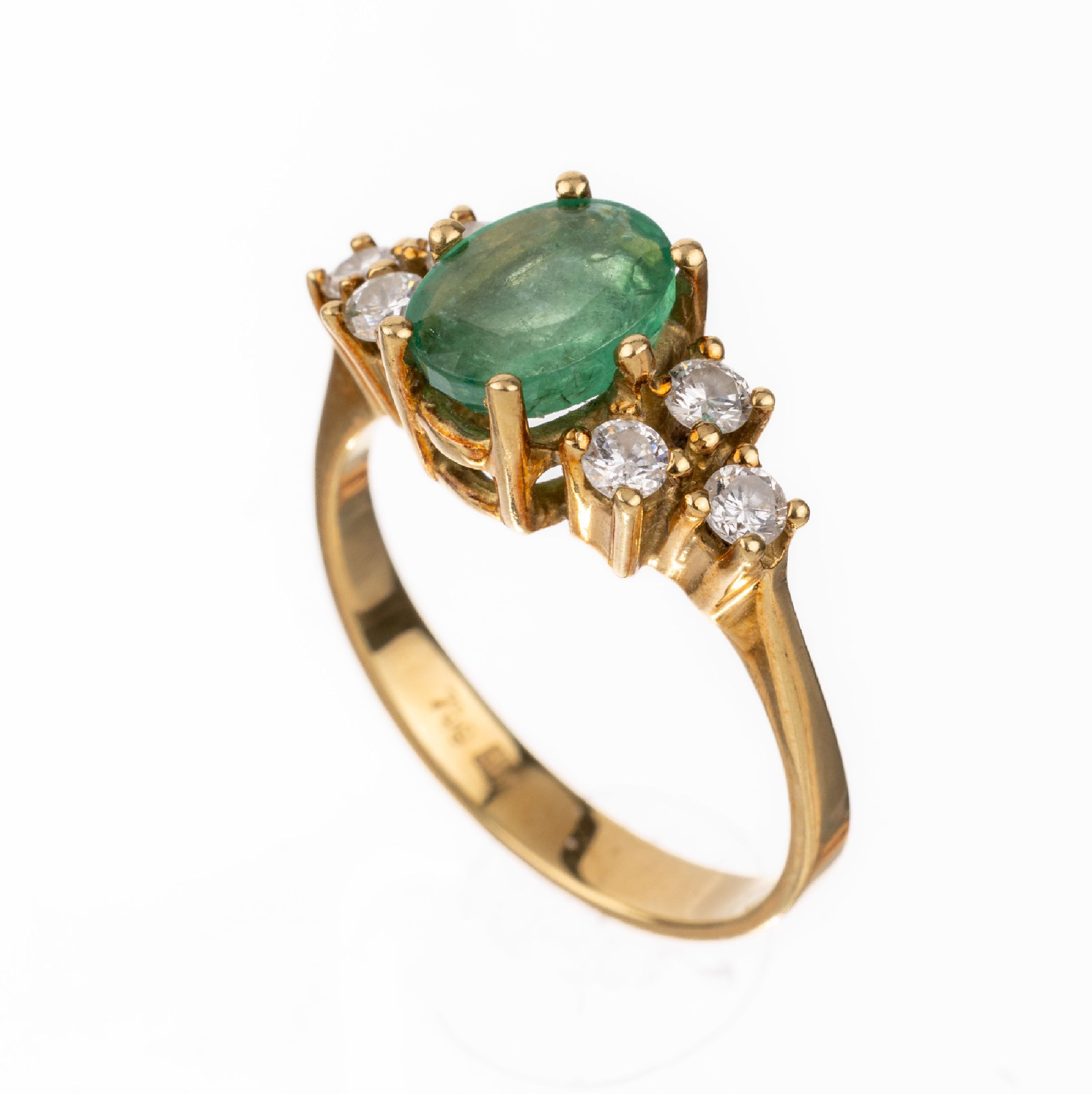 18 kt Gold Smaragd-Brillant-Ring, GG 750/000, mittig ovalfacett. Smaragd ca. 1.0 ct, seitl. 6 Brillanten zus. ca. 0.15 ct Weiß/si, RW 54, ca. 4.1 g