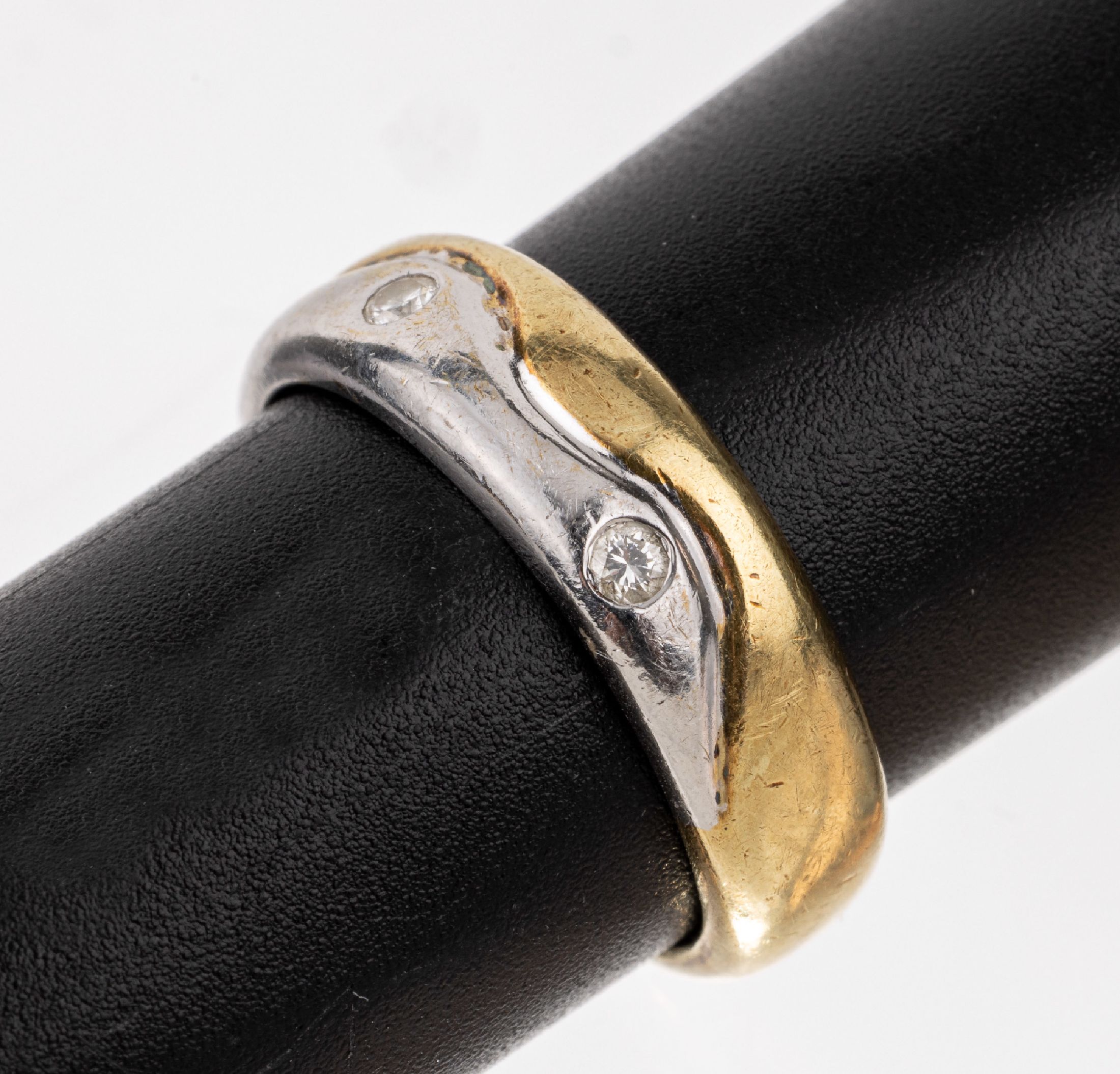 14 kt Gold Brillant-Ring, GG/WG 585/000, 2 Brillanten zus. ca. 0.07 ct Weiß/si, RW 56, ca. 6.6 g