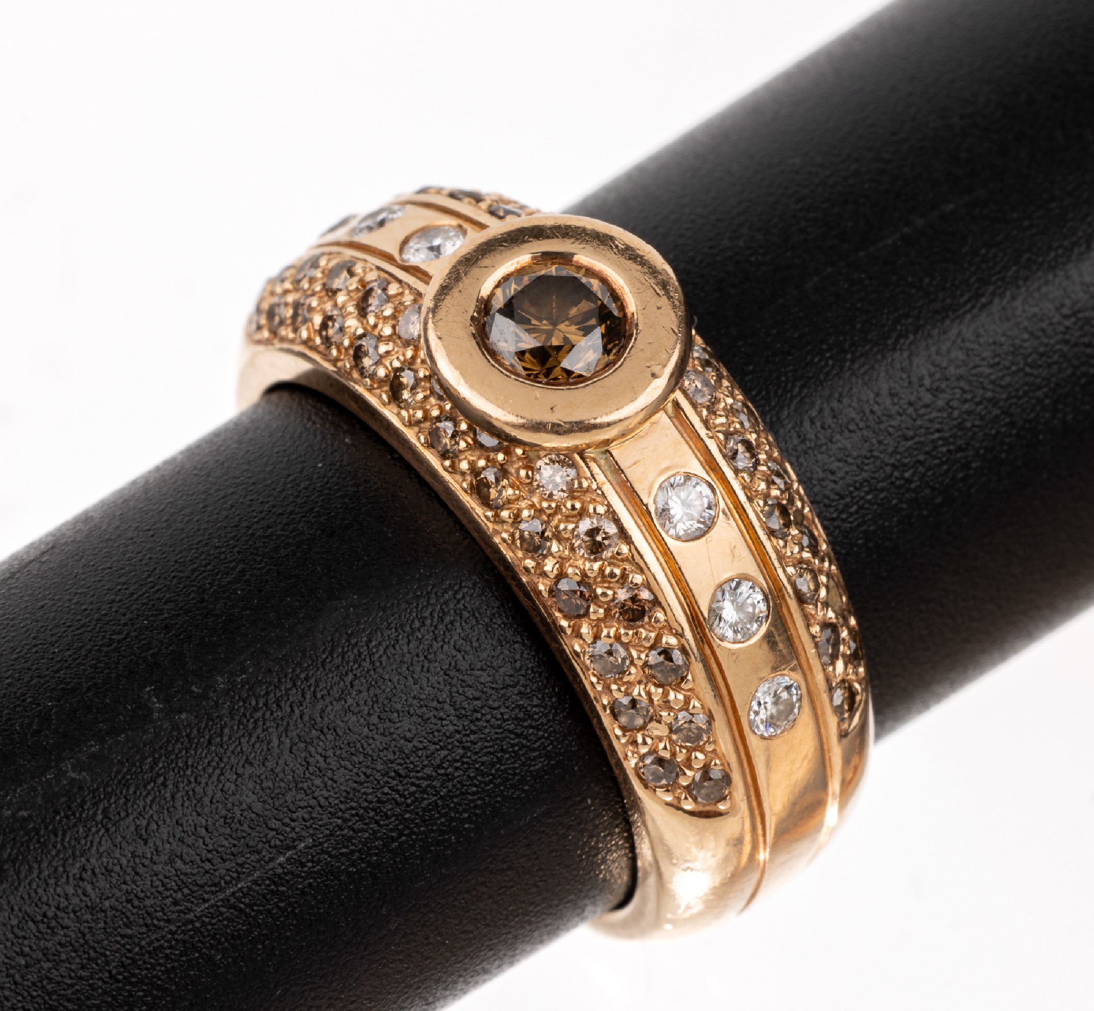 14 kt Gold Brillant-Ring, GG 585/000, mittiger Brillant ca. 0.25 ct braun, 52 Brillanten zus. ca. 0.35 ct Weiß-getönt braun/si-p1, (1 Stein ...