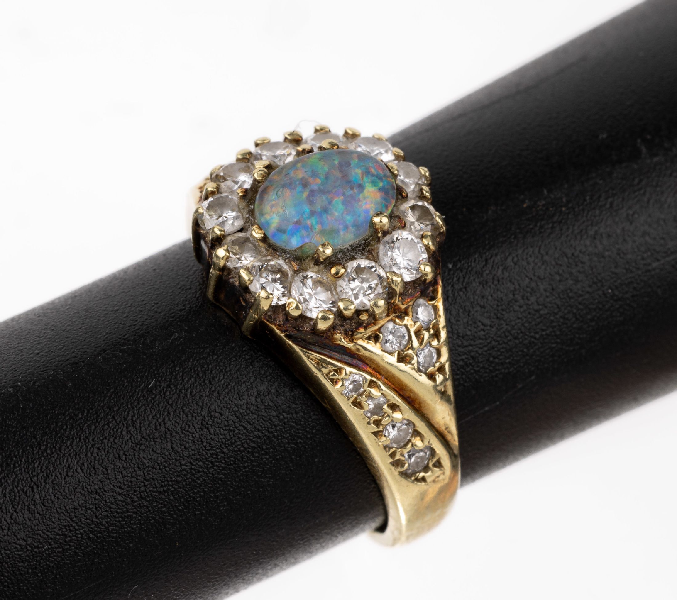 14 kt Gold Opal-Brillant-Ring, GG 585/000, mittig Opal-Dublette, umgeben von 26 Brillanten zus. ca. 0.75 ct Weiß/si-pi, RW 54,ca. 4.6 g, Reinigung ...