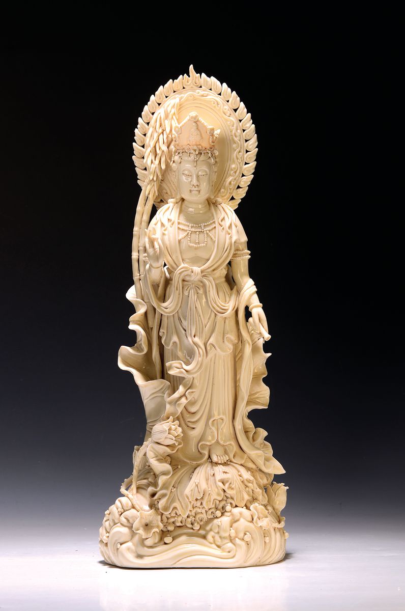 Große stehende Guanyin, China, 20. Jh., Porzellan, H. ca. 54 cm, passendes Etui