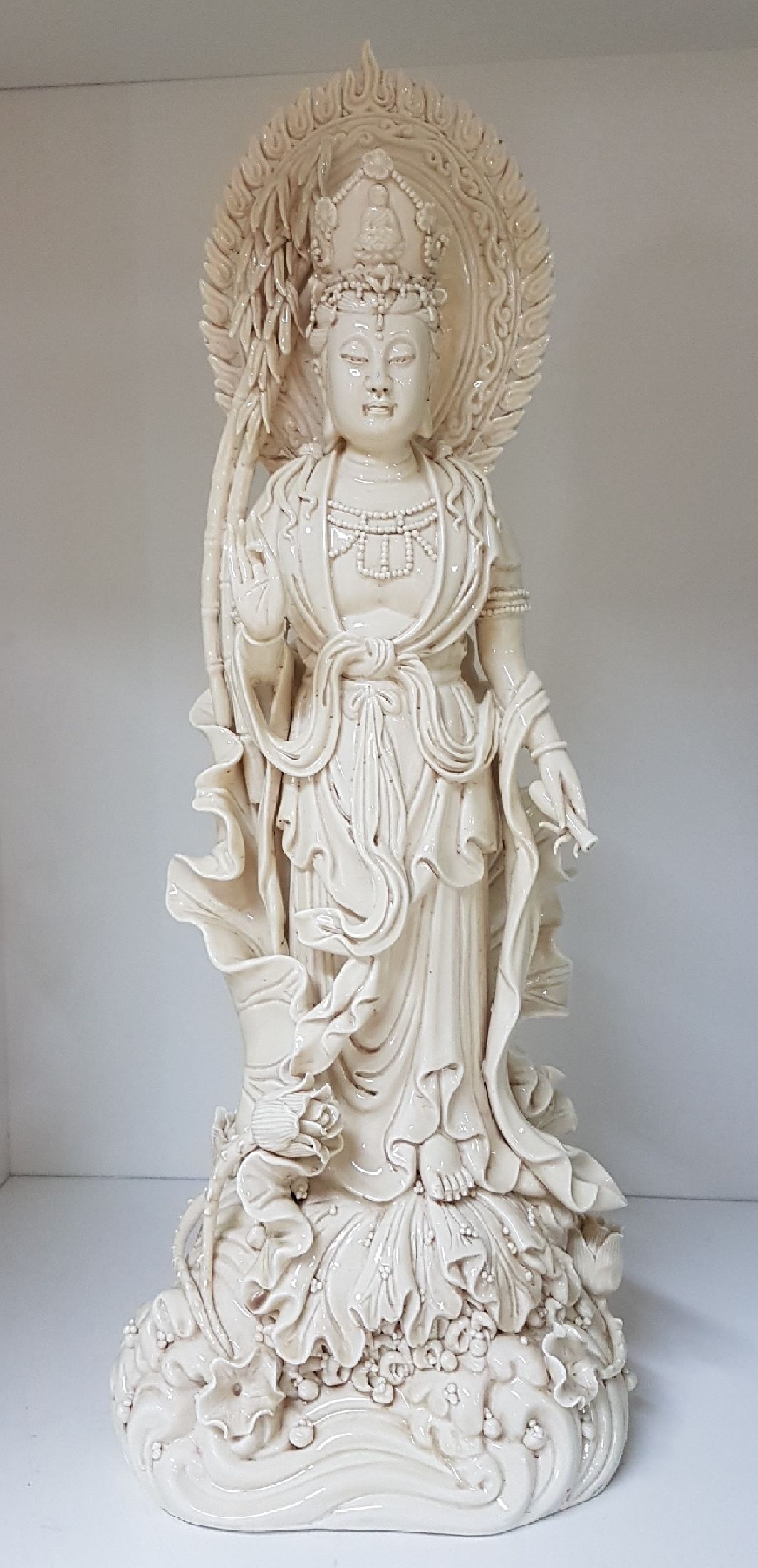 Detail a: Große stehende Guanyin, China, 20. Jh., Porzellan, H. ca. 54 cm, passendes Etui