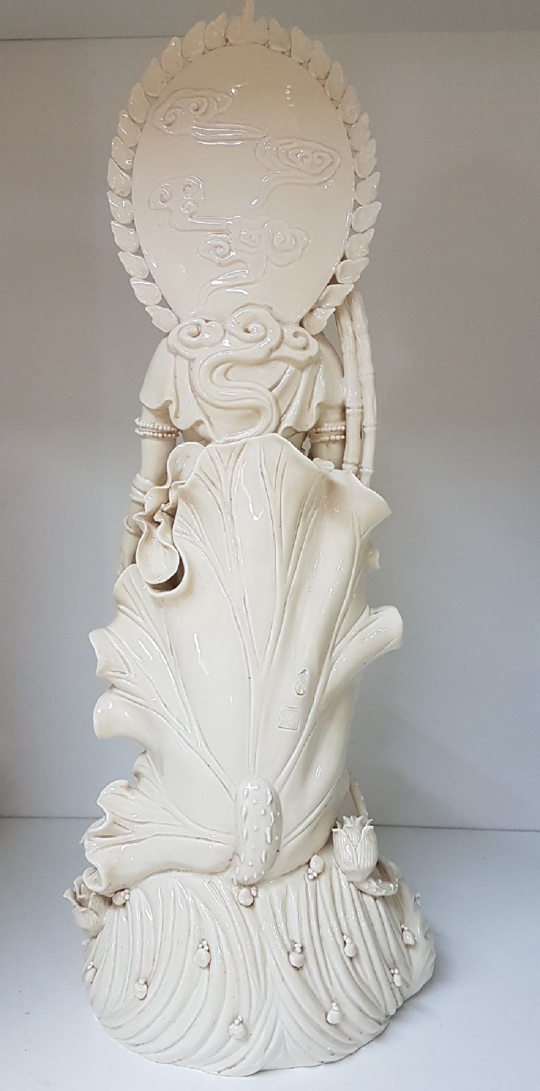 Detail b: Große stehende Guanyin, China, 20. Jh., Porzellan, H. ca. 54 cm, passendes Etui