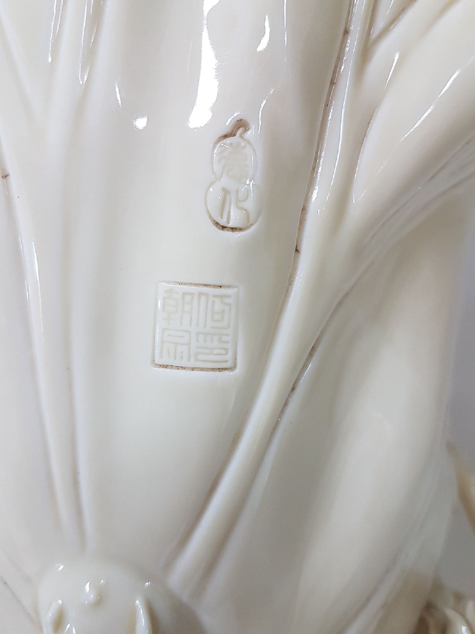 Detail d: Große stehende Guanyin, China, 20. Jh., Porzellan, H. ca. 54 cm, passendes Etui