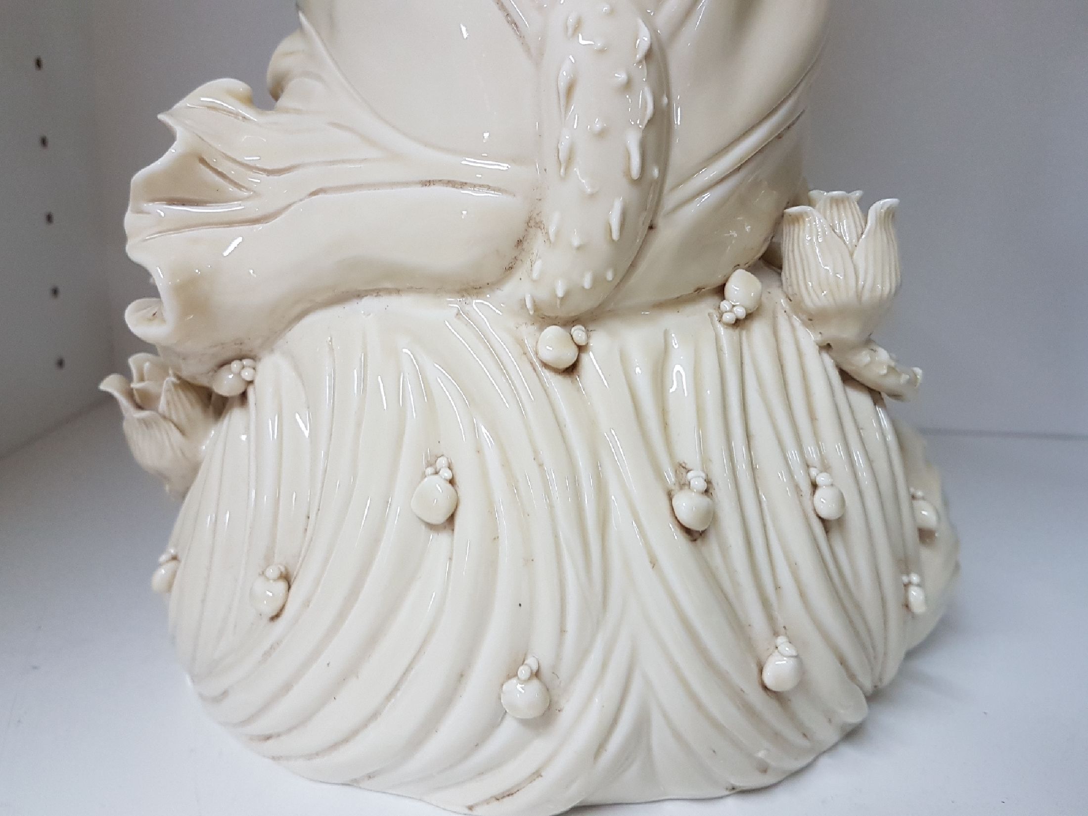 Detail e: Große stehende Guanyin, China, 20. Jh., Porzellan, H. ca. 54 cm, passendes Etui