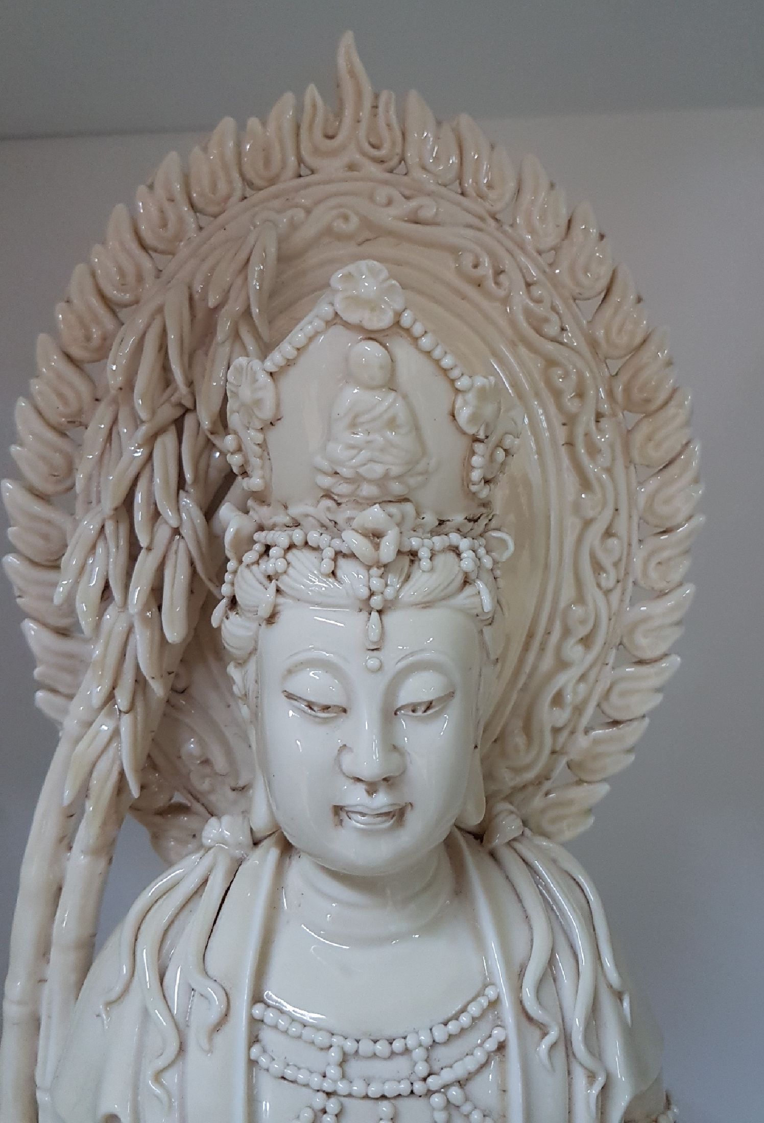 Detail f: Große stehende Guanyin, China, 20. Jh., Porzellan, H. ca. 54 cm, passendes Etui