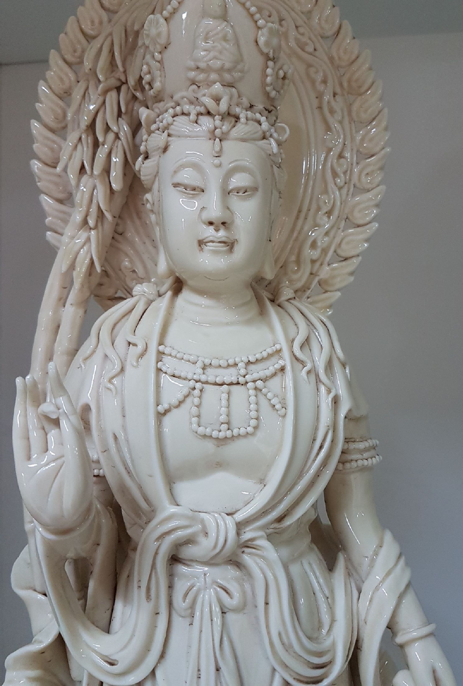 Detail g: Große stehende Guanyin, China, 20. Jh., Porzellan, H. ca. 54 cm, passendes Etui