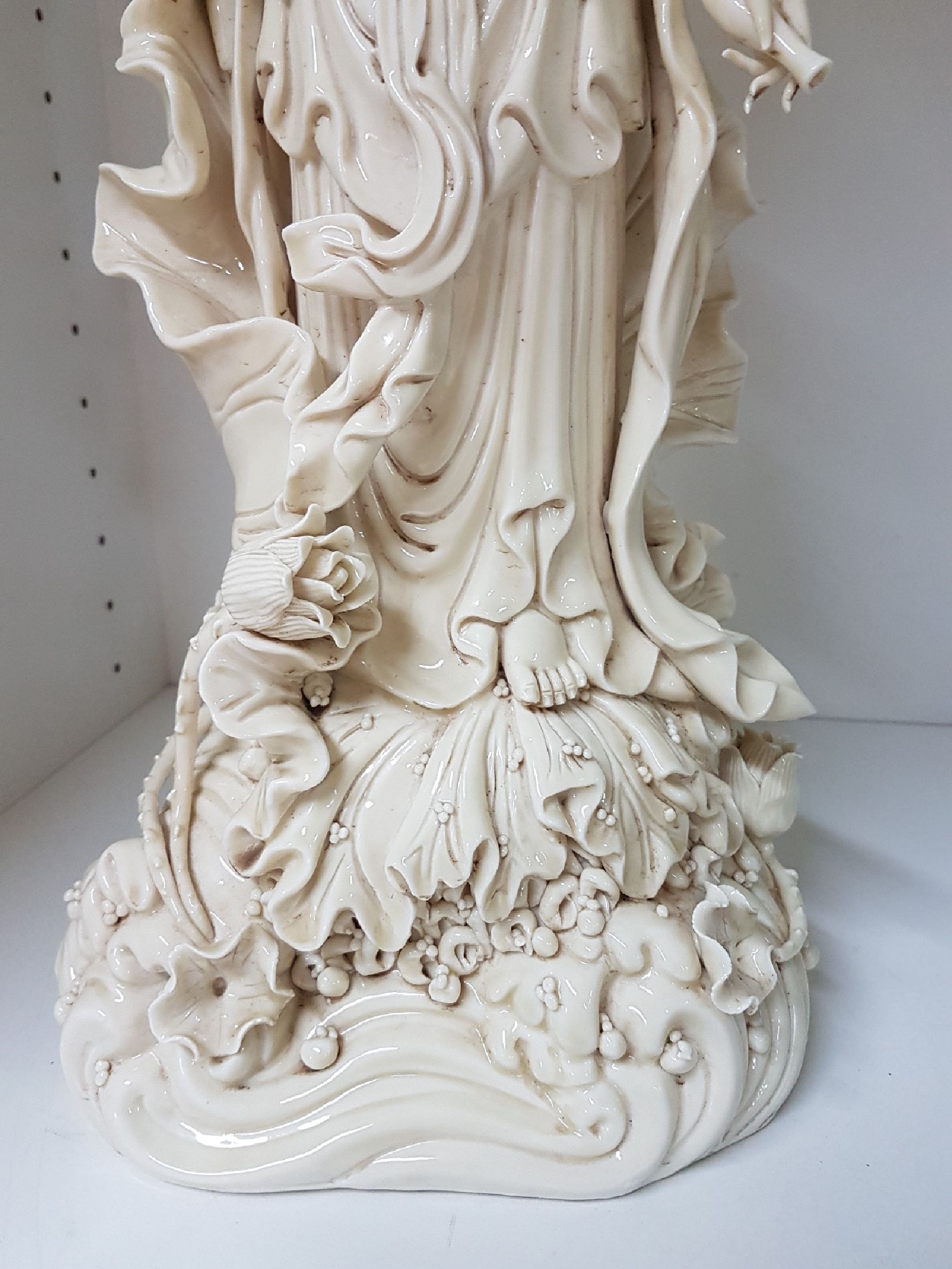 Detail h: Große stehende Guanyin, China, 20. Jh., Porzellan, H. ca. 54 cm, passendes Etui