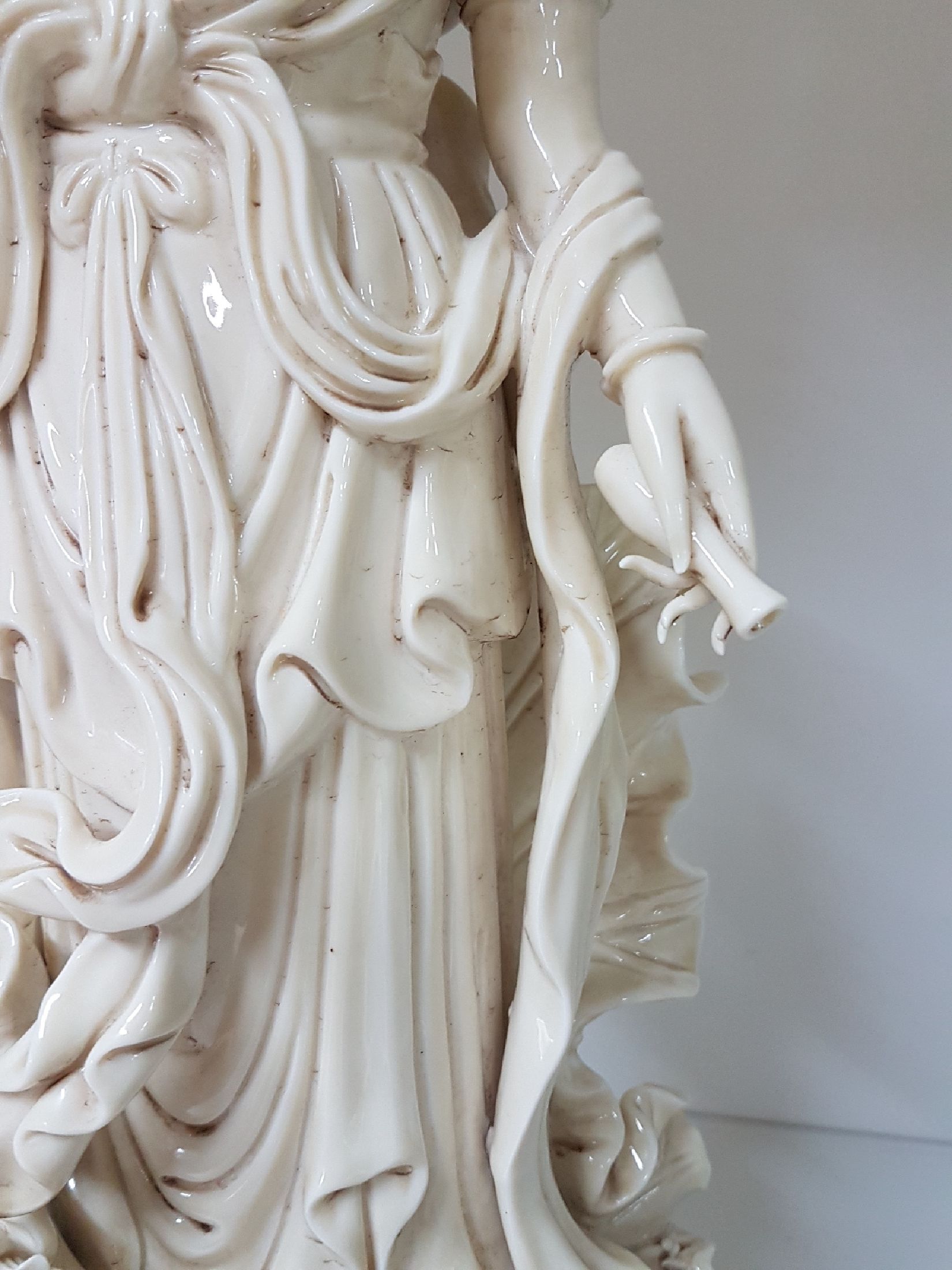 Detail i: Große stehende Guanyin, China, 20. Jh., Porzellan, H. ca. 54 cm, passendes Etui