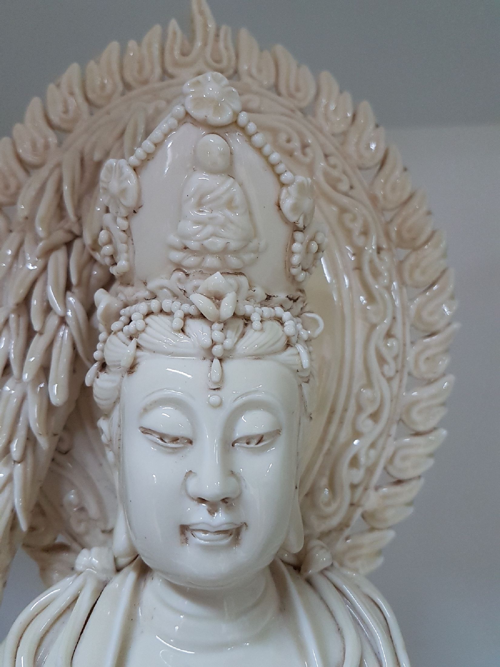 Detail j: Große stehende Guanyin, China, 20. Jh., Porzellan, H. ca. 54 cm, passendes Etui