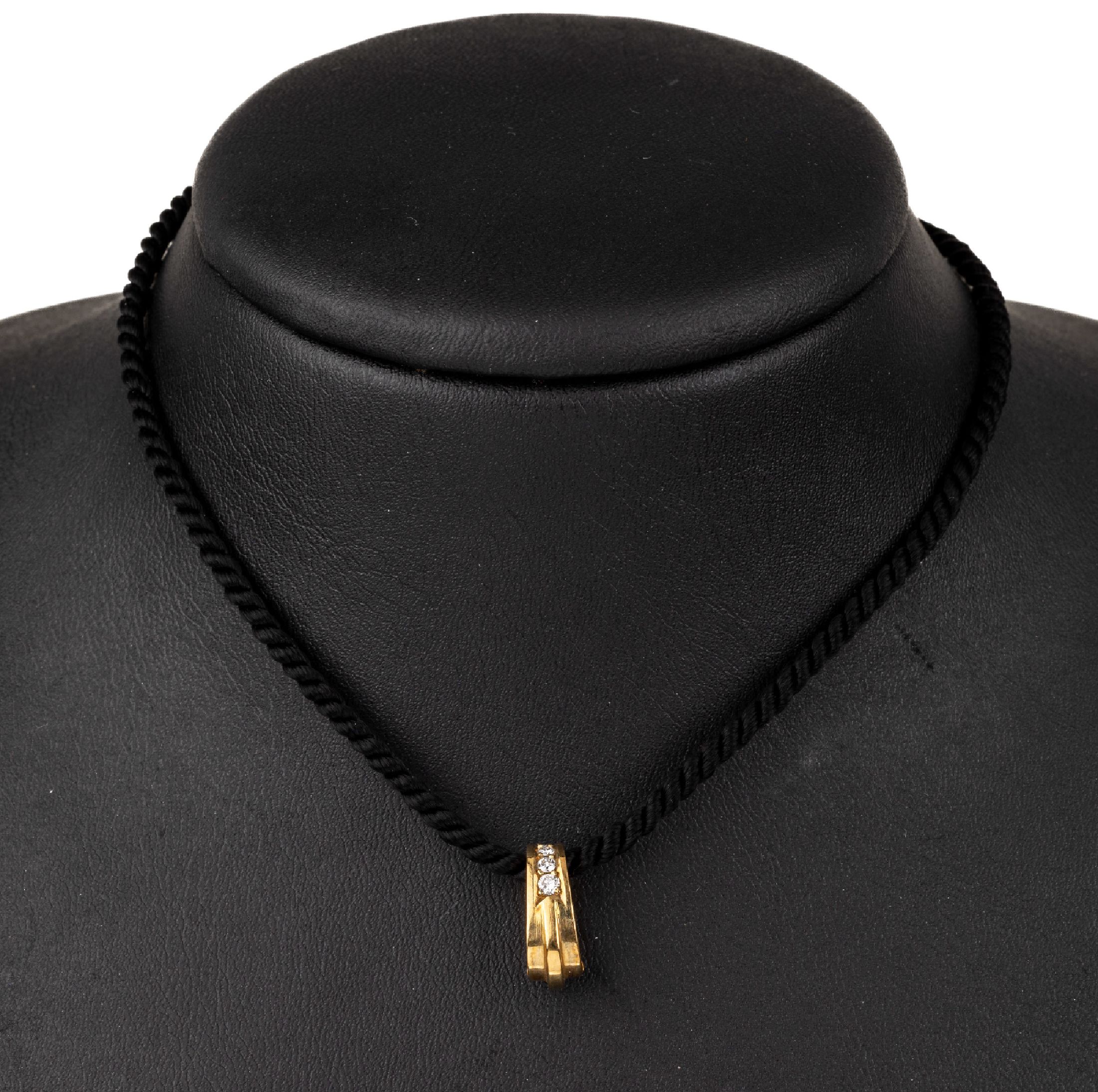 18 kt Gold Brillant-Anhänger, GG 750/000, an Seidenkordel mit 18 kt Gold Montur und 18 kt Karabinerschließe, Anhänger mit 4 Brillanten zus. ca. ...