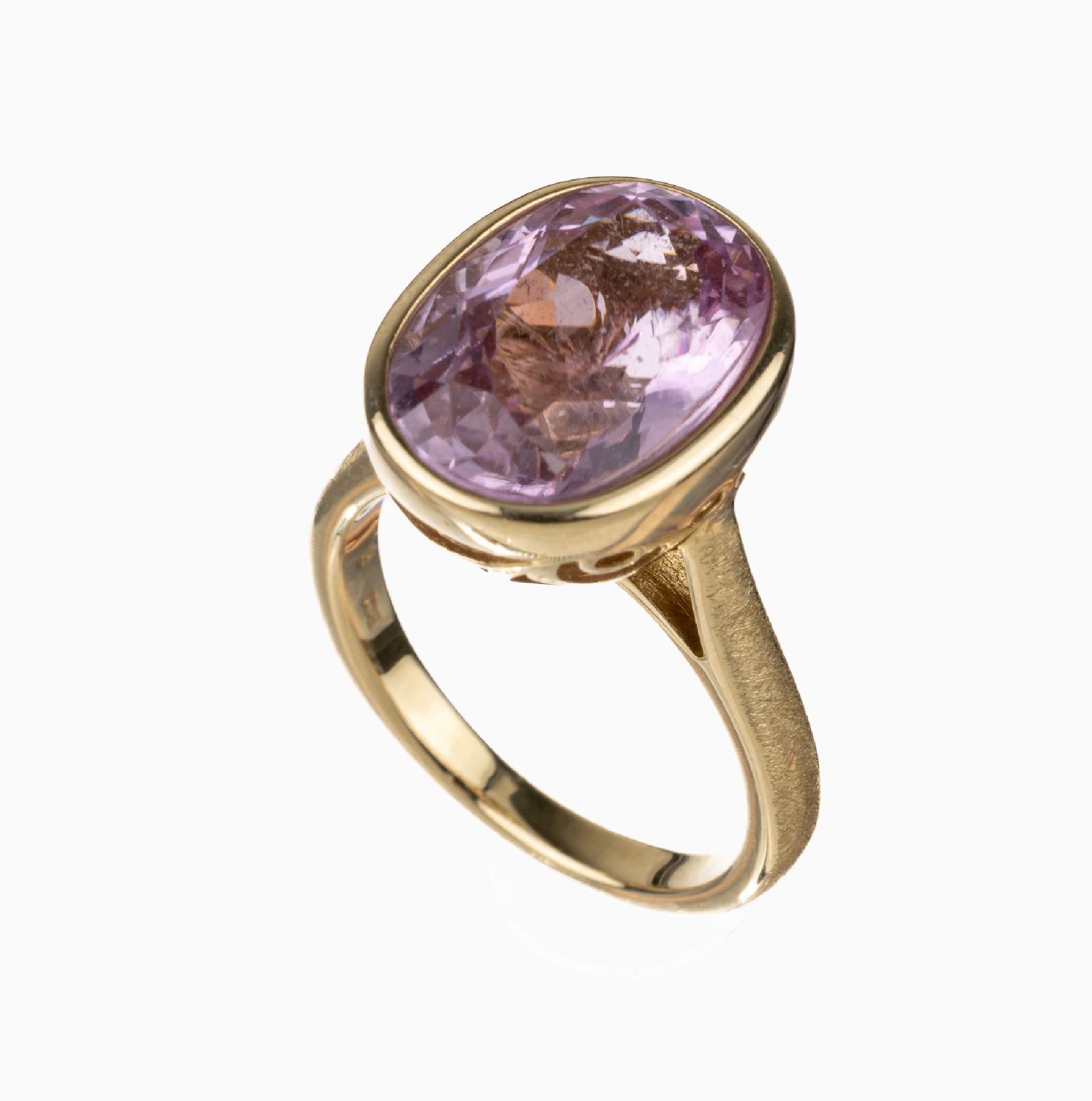 14 kt Gold Kunzit-Ring, GG 585/000, hoher ovaler Ringkopf, bes. mit einem ovalfacett. Kunzit ca. 8.00 ct, mit Unterkaderung, Schienesat., ...