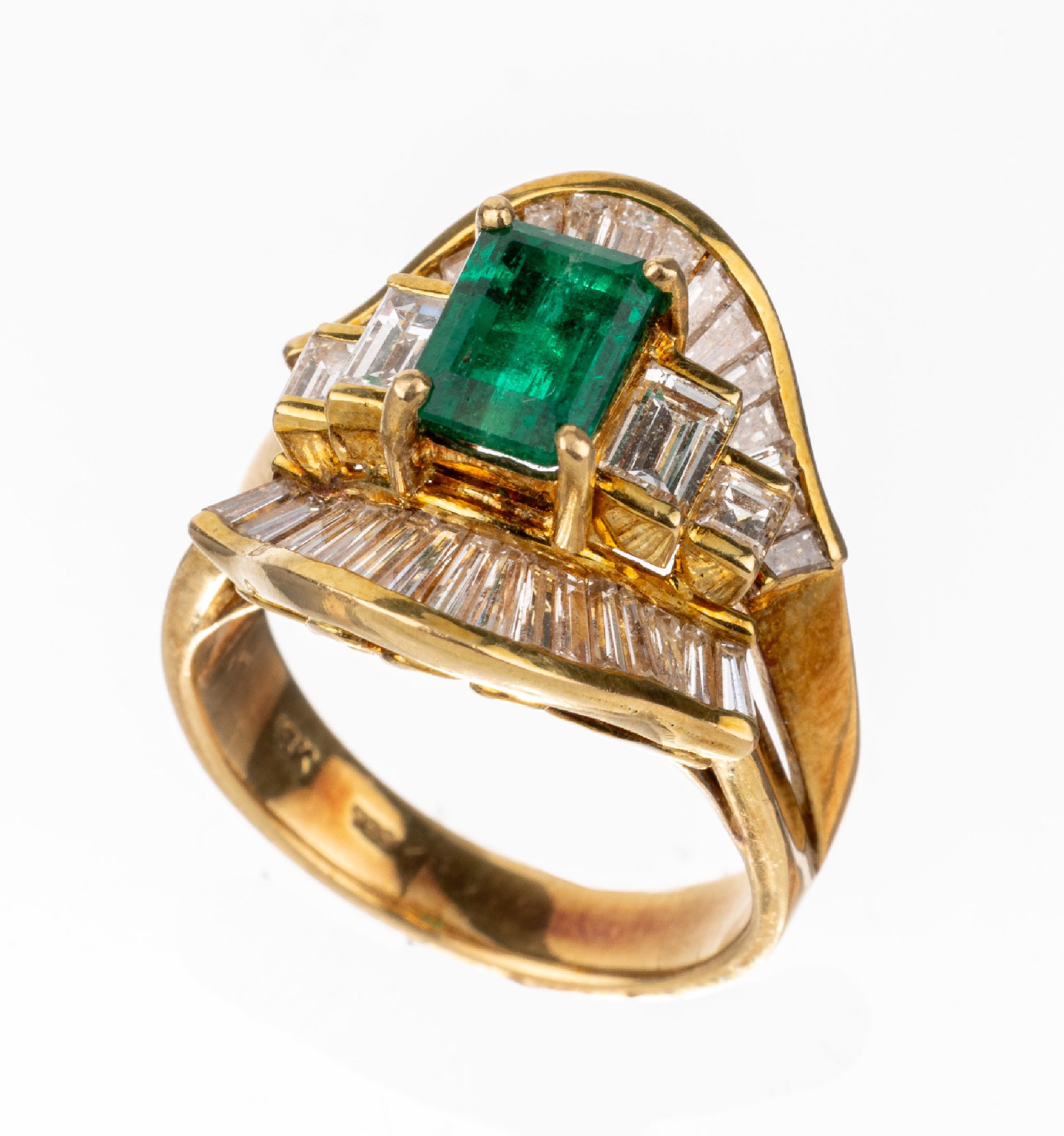 18 kt Gold Smaragd-Diamant-Ring, GG 750/000, mittig mit einem facett. Smaragd im Emerald Cut ca. 1.10 ct, umgeben von 32 Diamanten in versch. ...