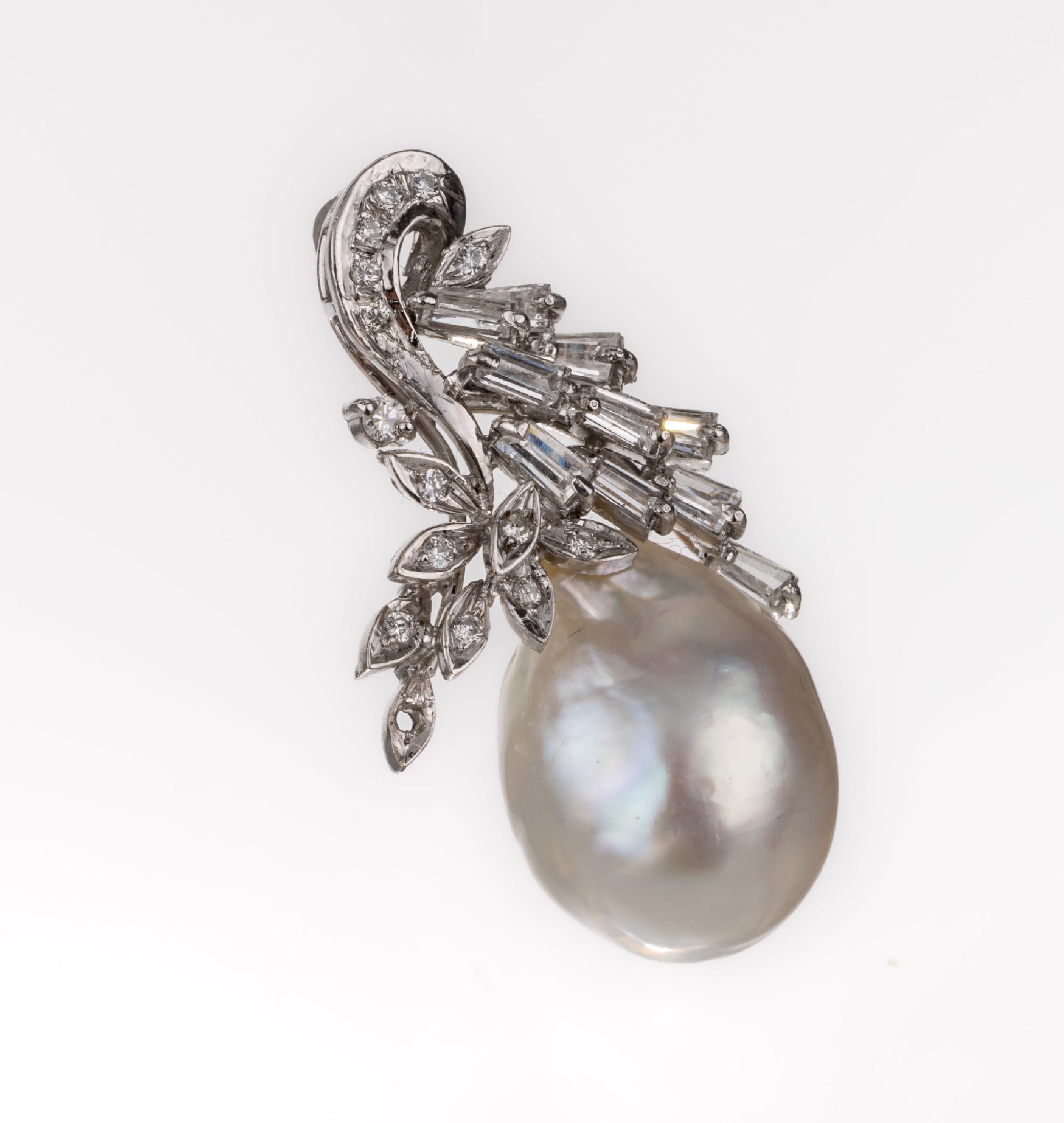 18 kt Gold Südseezuchtperl-Diamant-Anhänger, WG 750/000, 23 Brillanten und Diamanten (1 Stein fehlt) zus. ca. 0.60 ct Weiß/si-p, barocke Perle, ...