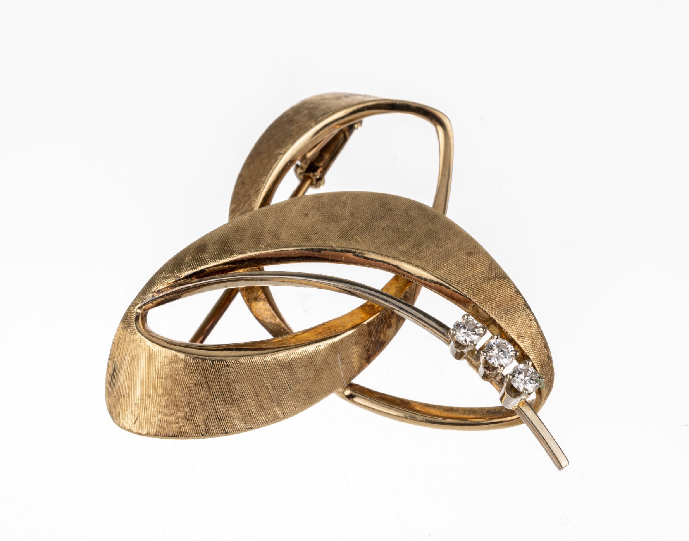 14 kt Gold Diamant-Brosche, GG/WG 585/000, 3 in WG gefasste Brillanten zus. ca. 0.15 ct Weiß/si, fein sat. und z.T. pol., D. ca. 3.5 cm, ca. 6.8 g