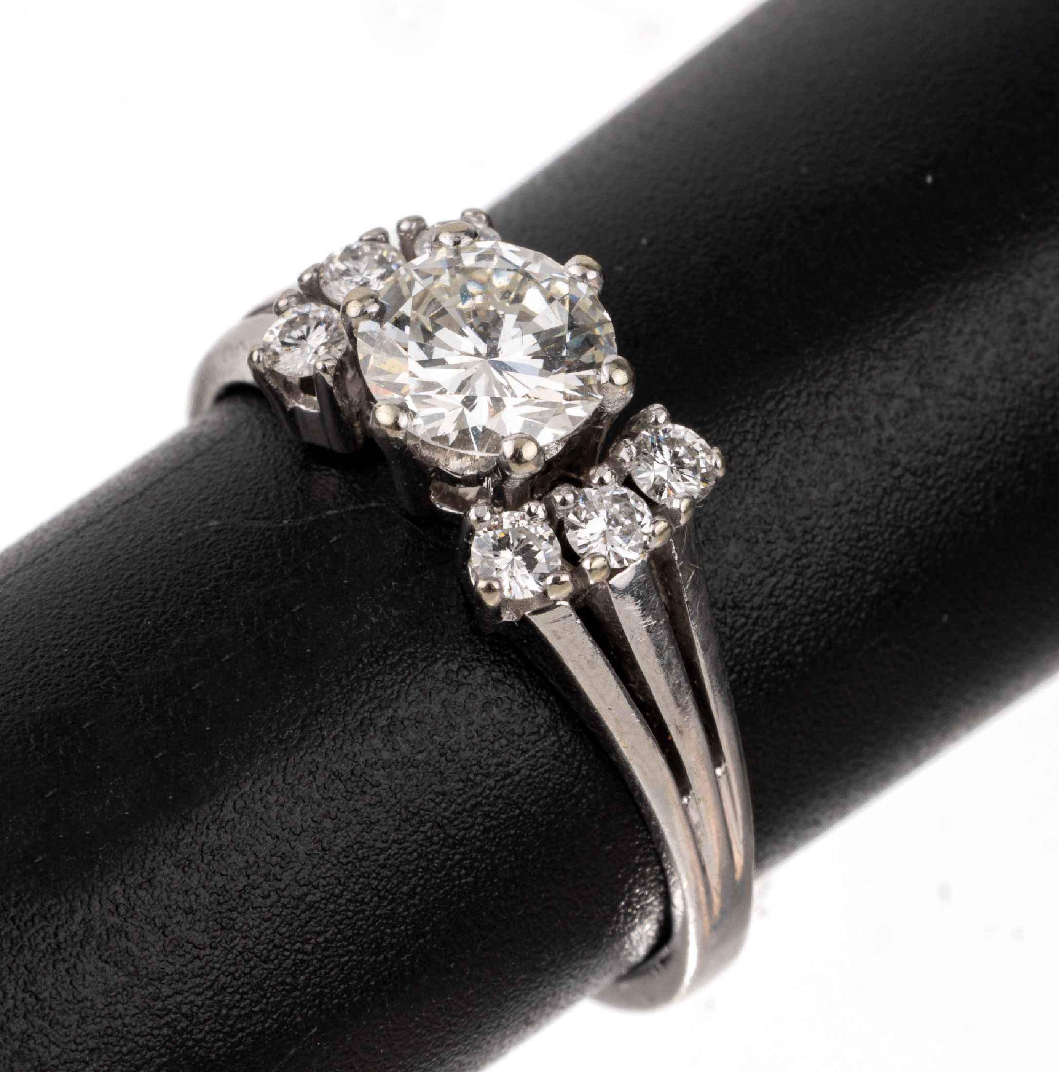 18 kt Gold Brillant-Ring, WG 750/000, mittiger Brillant ca. 0.90 ct feines Weiß/vvs,seitl. 6 Brillanten zus. ca. 0.30 ct Weiß/vvs,RW 56, ca. 4.3 g