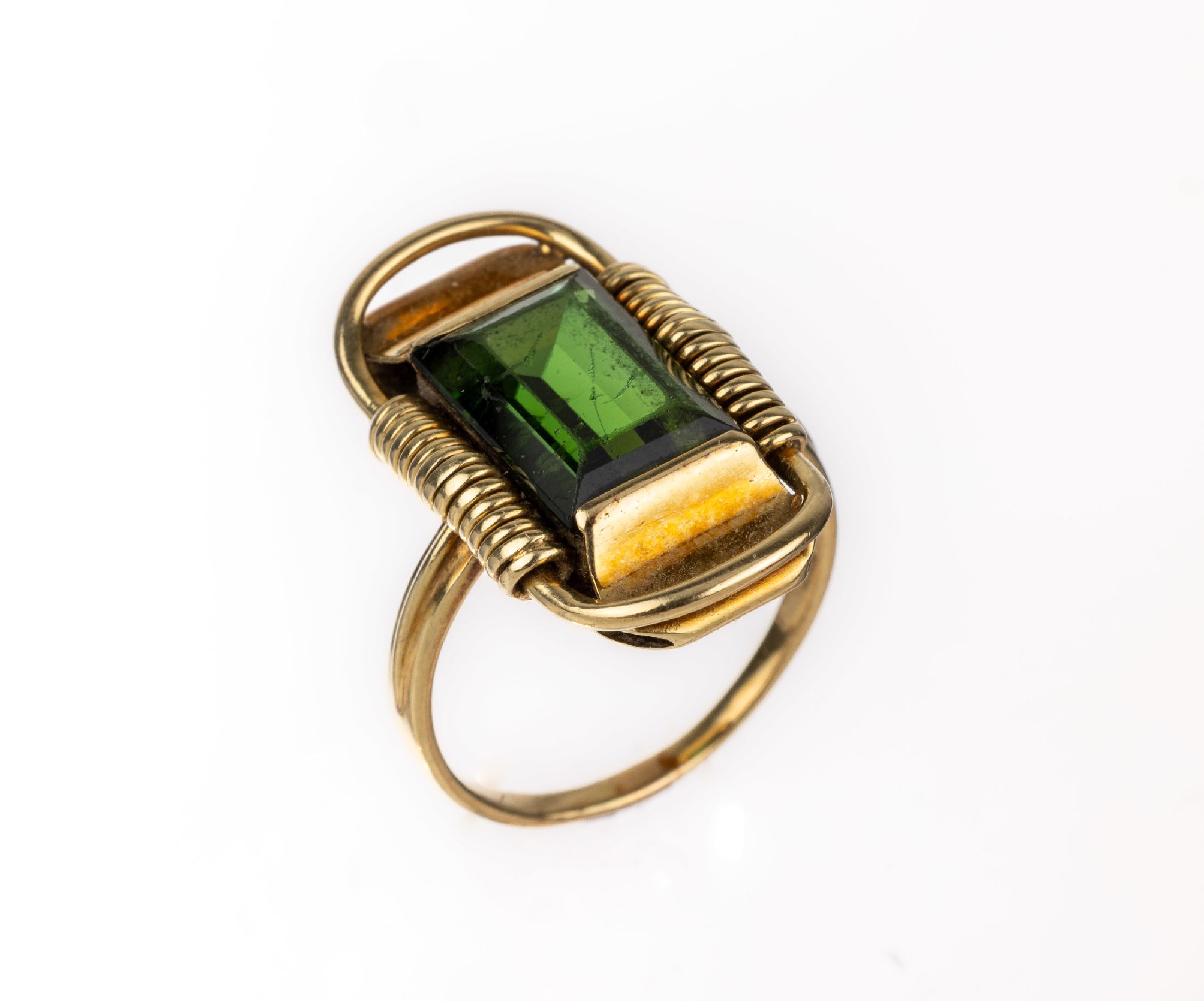 14 kt Gold Turmalin-Ring, deutsch um 1940/50, GG 585/000, länglicher Ringkopf, bes. mit einem facett. Turmalin (min. besch.), seitl. ...