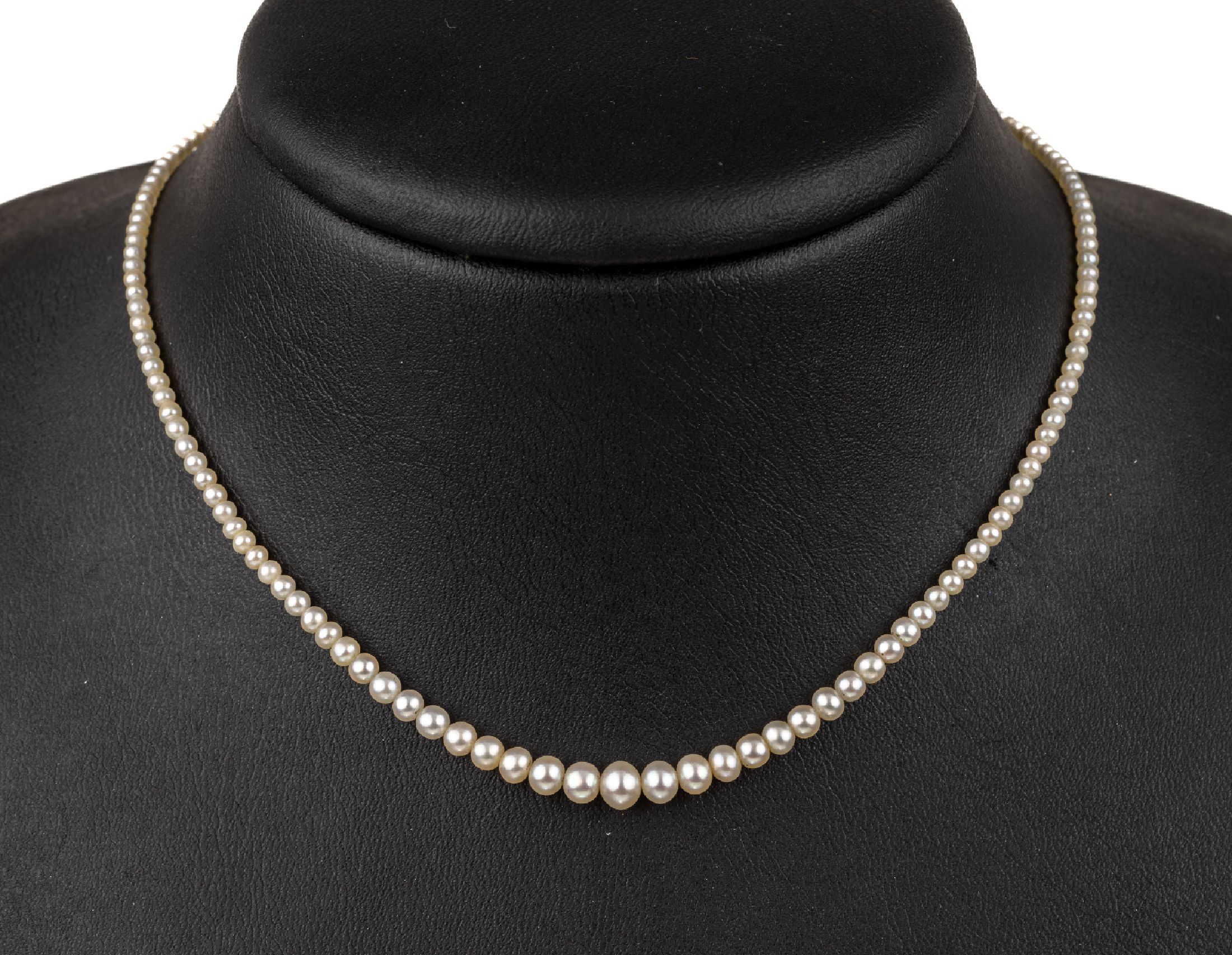 Orientperl-Collier mit 14 kt Gold Diamant- Schmuckschließe, Perlen im Verlauf, D. ca. 1.4 - 4.6 mm, Kastenschloss platiniert mit kl.Diamantrosen, ...