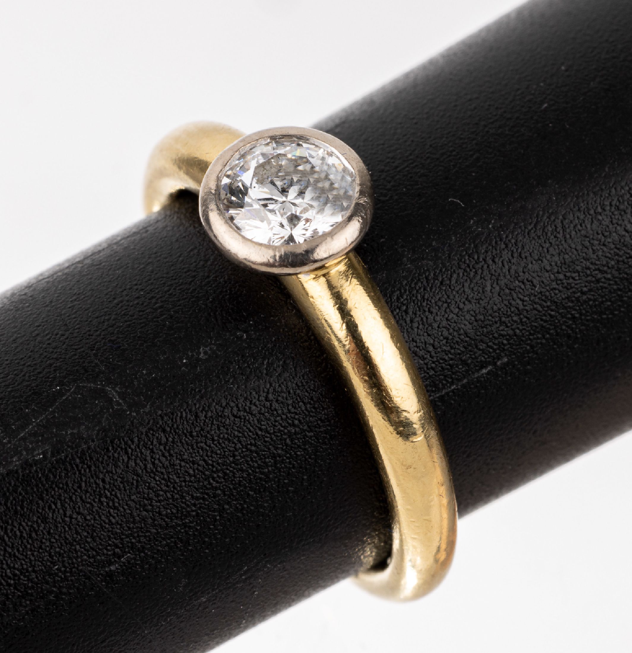 18 kt Gold Brillant-Ring, GG/WG 750/000, inWG gefasster Brillant ca. 0.60 ct Weiß/vs, RW 51, ca. 4.6 g