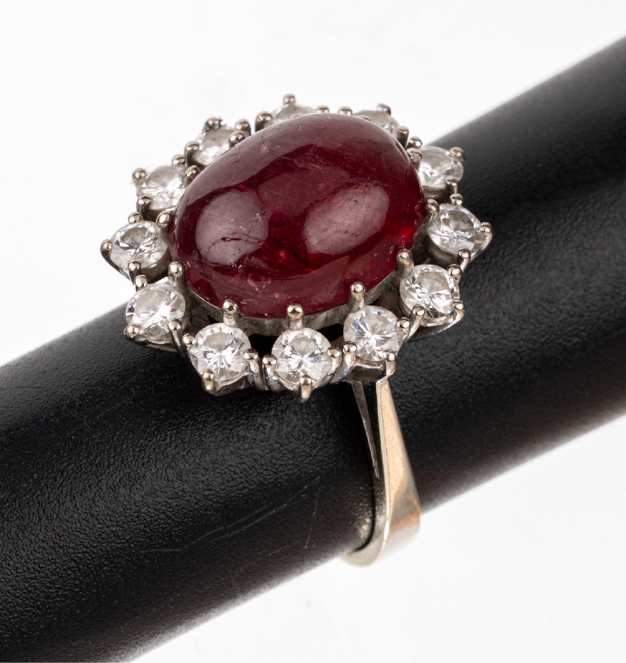 18 kt Gold Rubin-Brillant-Ring, WG 750/000,ovaler Rubin-Cabochon, 12 Brillanten zus. ca. 1.0 ct Weiß/si, ca. 7.0 g, RW 53