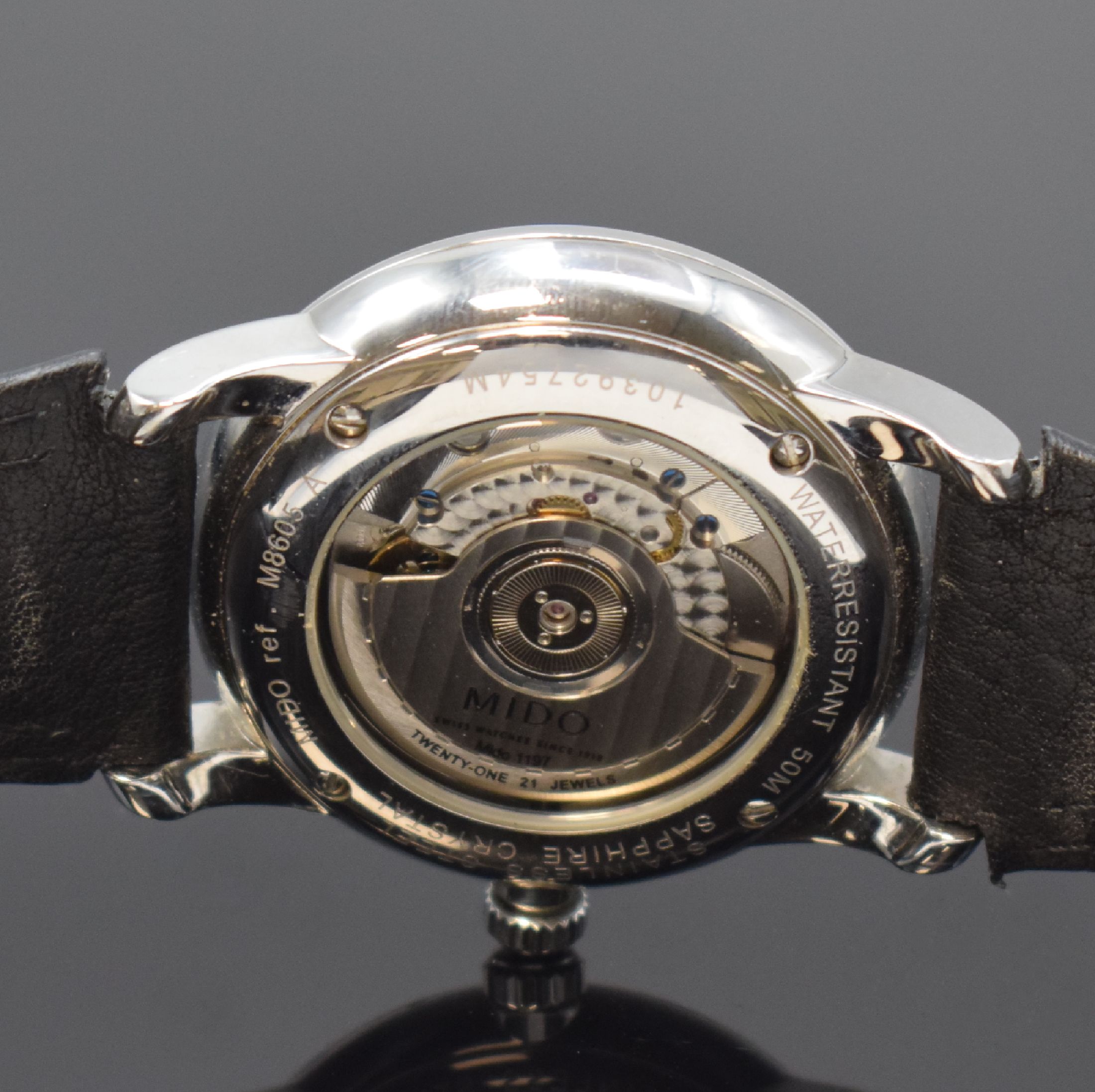 Detail d: MIDO Baroncelli II Herrenarmbanduhr in Stahl Referenz 8605, Schweiz um 2015, Automatik, beids. vergl. Geh., Boden 4-fach verschr., schwarzes ...