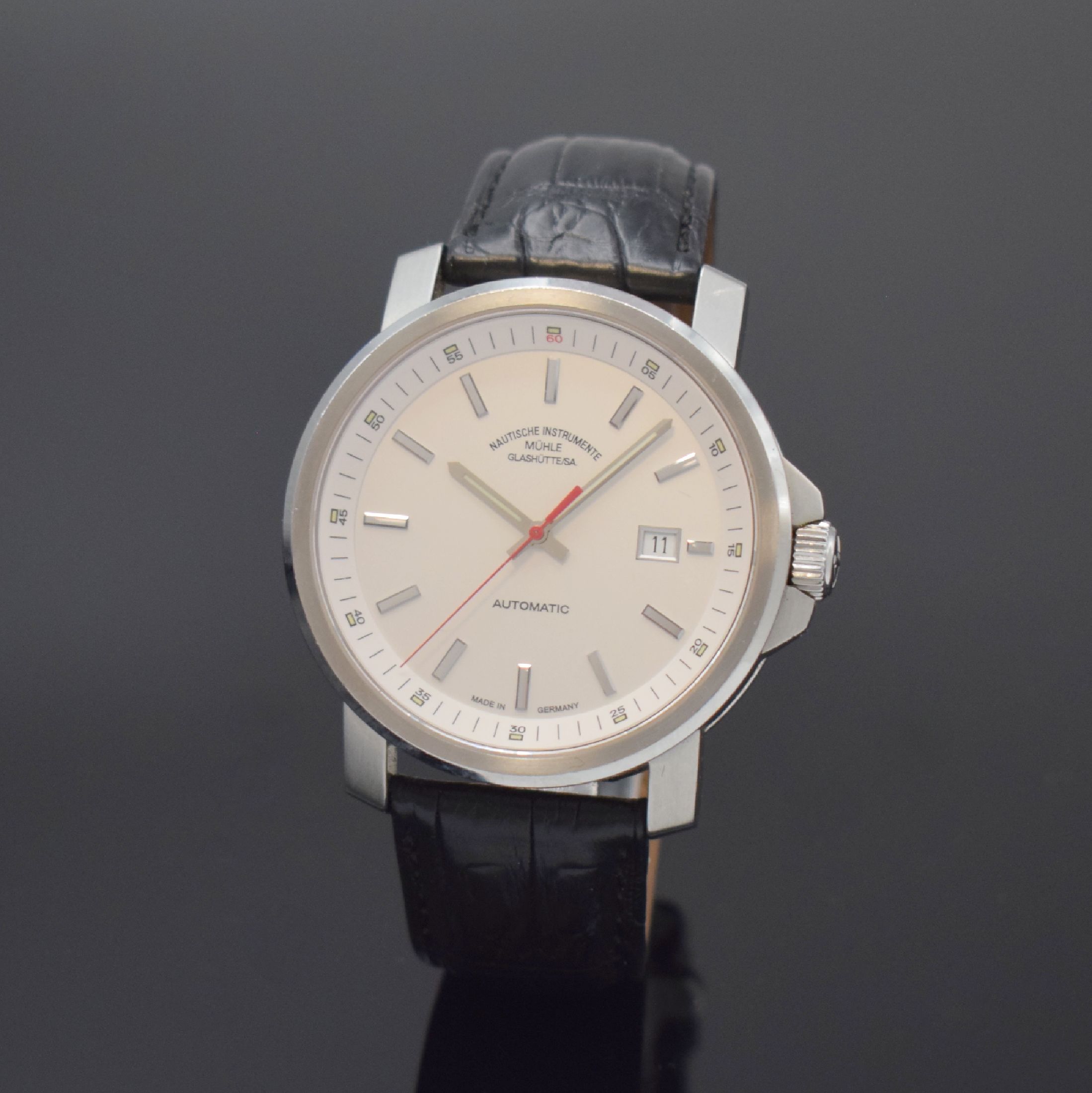 MÜHLE GLASHÜTTE/SA Nautische Instrumente Herrenarmbanduhr Modell 29er in Stahl, Deutschland um 2020, Automatik, Ref. M1-25- 30, beids. vergl. Geh., ...
