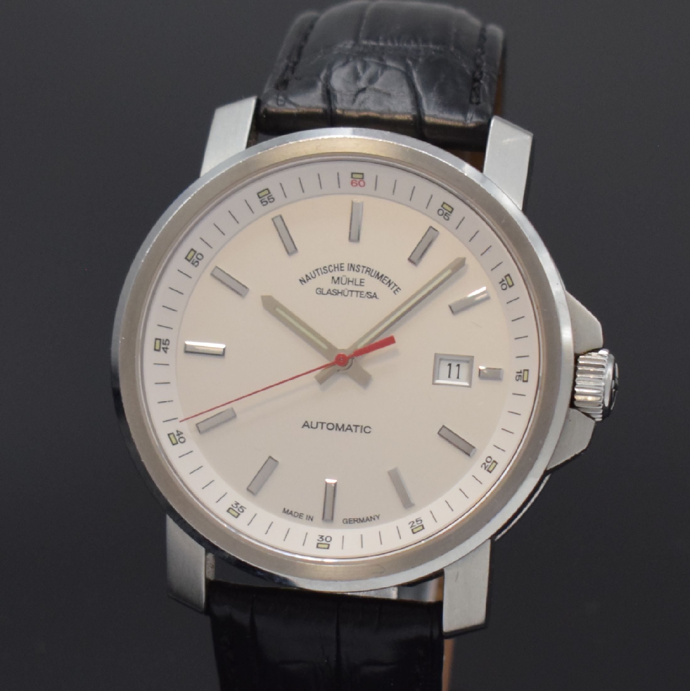 Detail a: MÜHLE GLASHÜTTE/SA Nautische Instrumente Herrenarmbanduhr Modell 29er in Stahl, Deutschland um 2020, Automatik, Ref. M1-25- 30, beids. vergl. Geh., ...