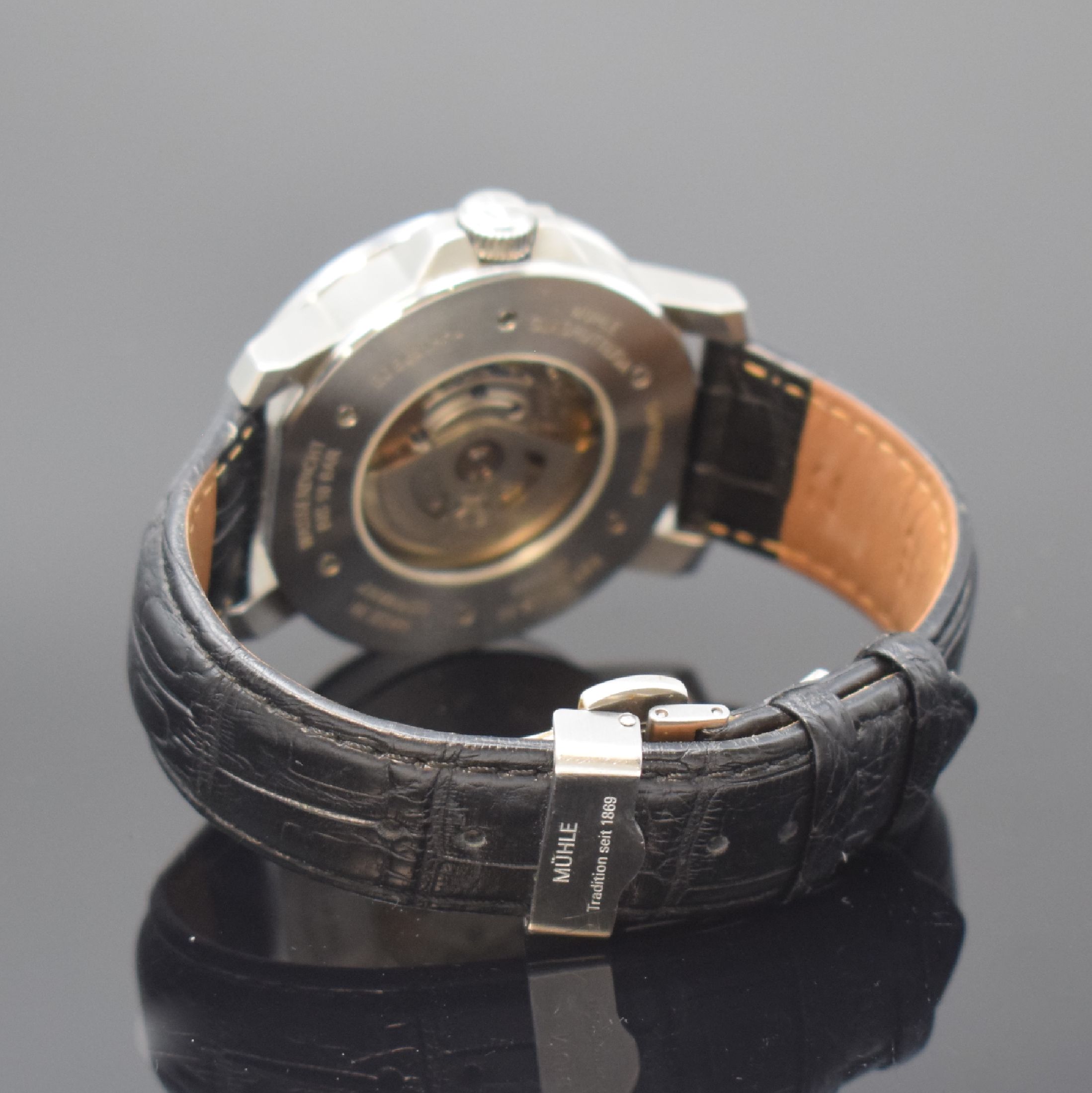 Detail b: MÜHLE GLASHÜTTE/SA Nautische Instrumente Herrenarmbanduhr Modell 29er in Stahl, Deutschland um 2020, Automatik, Ref. M1-25- 30, beids. vergl. Geh., ...