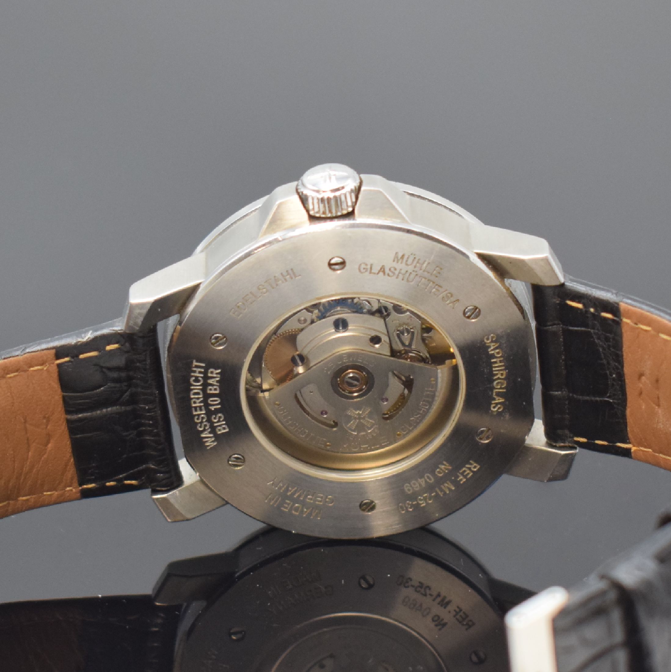 Detail d: MÜHLE GLASHÜTTE/SA Nautische Instrumente Herrenarmbanduhr Modell 29er in Stahl, Deutschland um 2020, Automatik, Ref. M1-25- 30, beids. vergl. Geh., ...