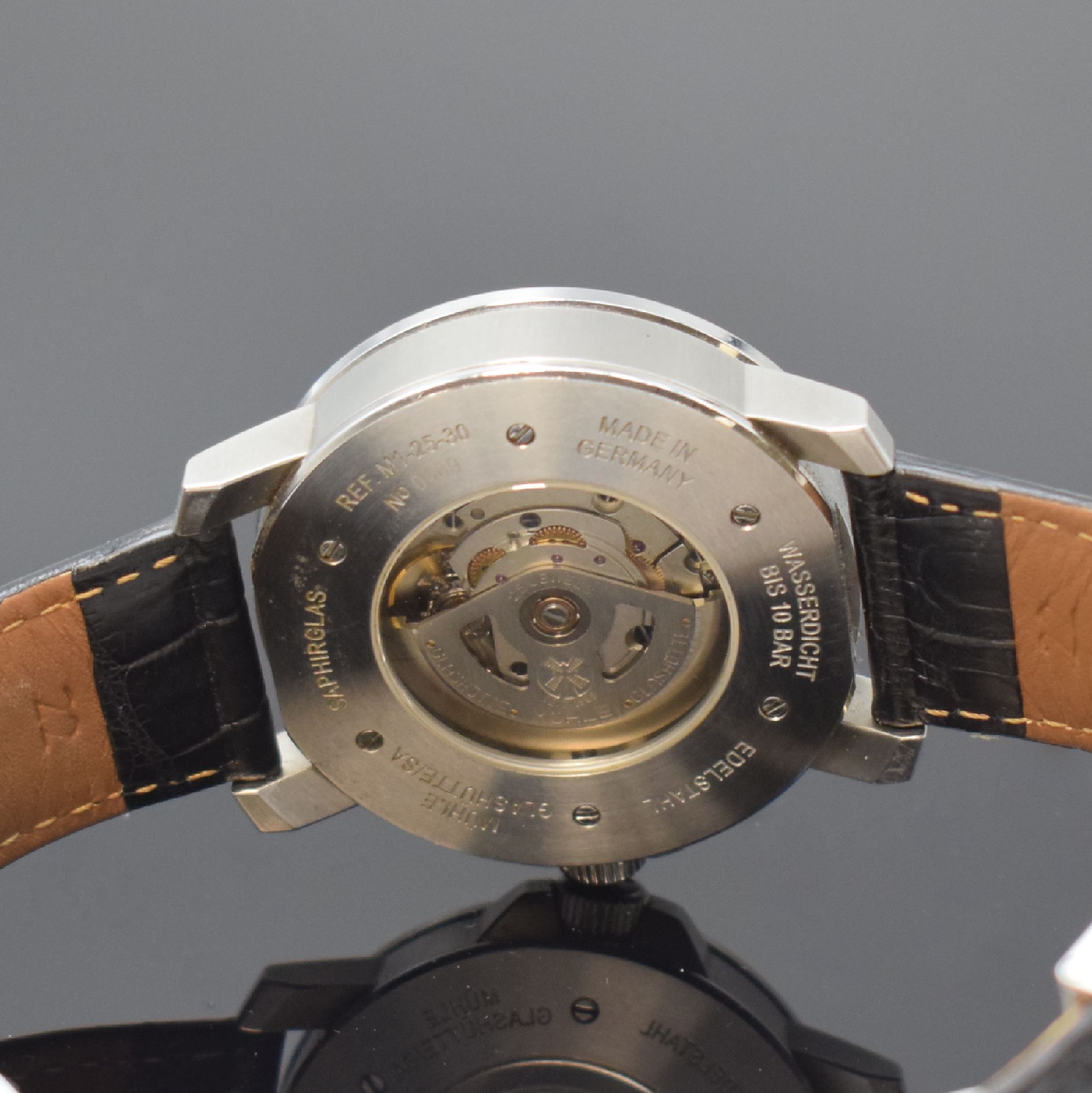 Detail e: MÜHLE GLASHÜTTE/SA Nautische Instrumente Herrenarmbanduhr Modell 29er in Stahl, Deutschland um 2020, Automatik, Ref. M1-25- 30, beids. vergl. Geh., ...
